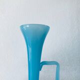 Carafe en opaline bleue