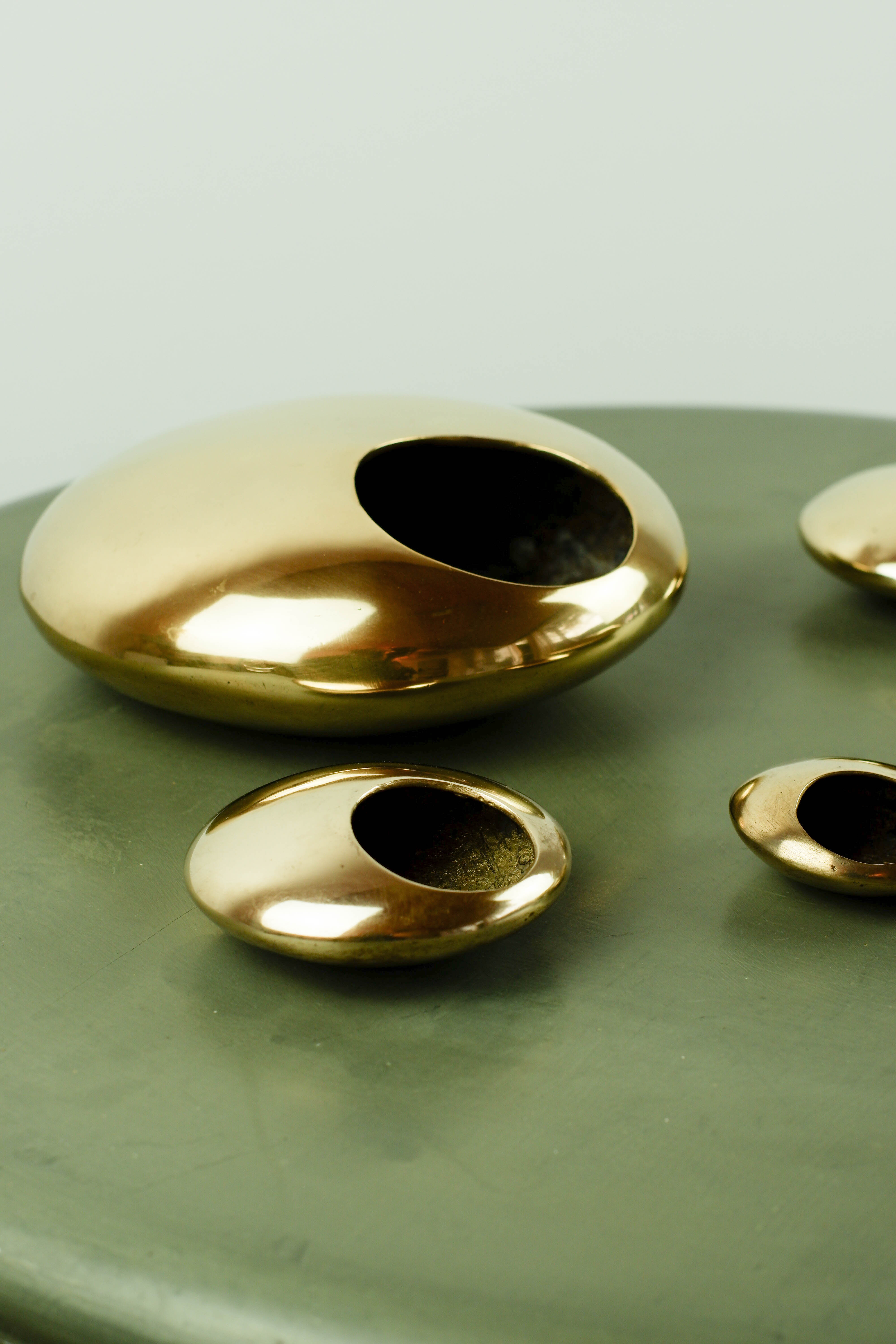 Set of pebble ashtrays in gilded bronze