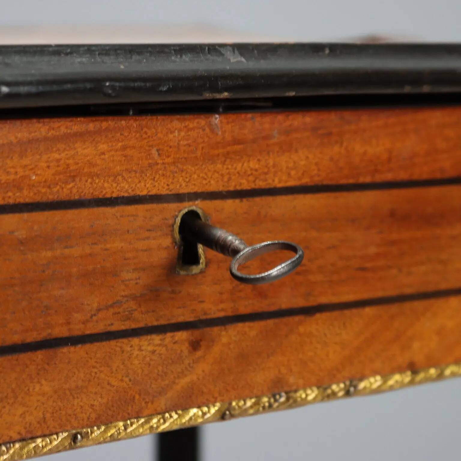 Antique sewing table in various types of wood, 19th century.