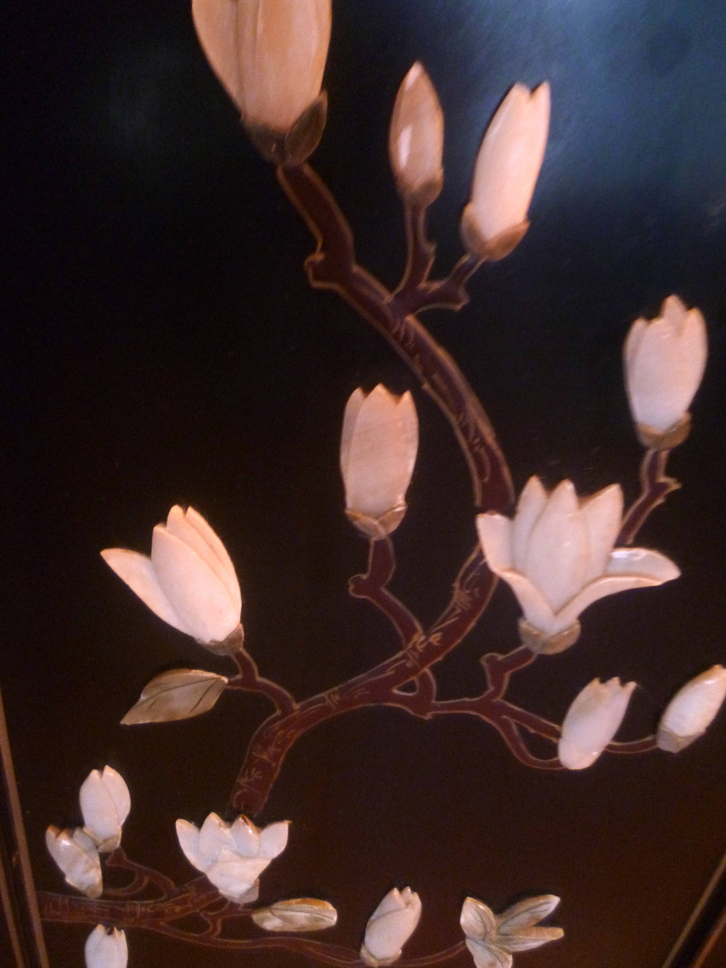 Small chinese lacquered furniture in black with mother-of-pearl inlays / 1 door / 1 drawer