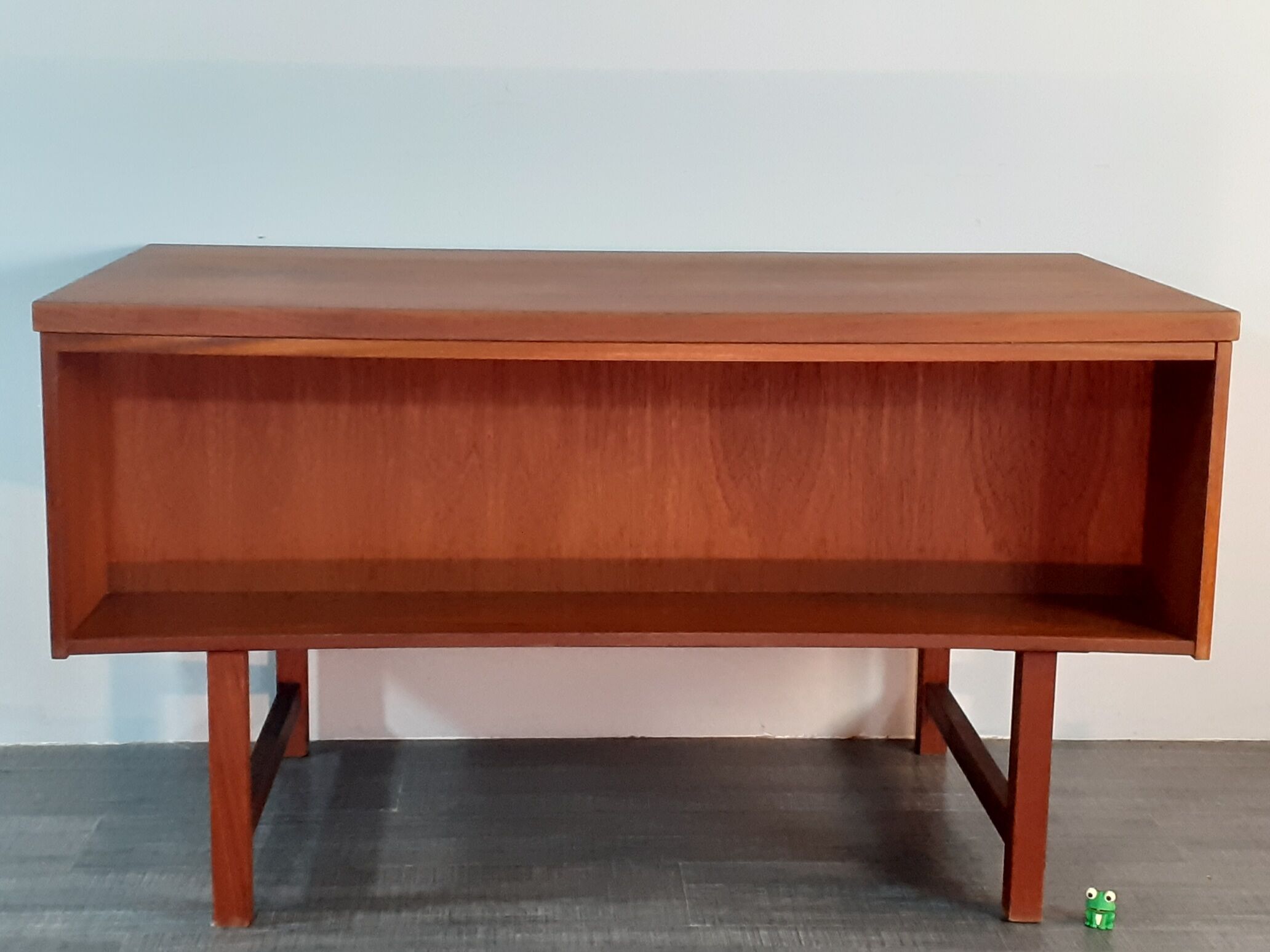 Small danish vintage desk in 1960s teck