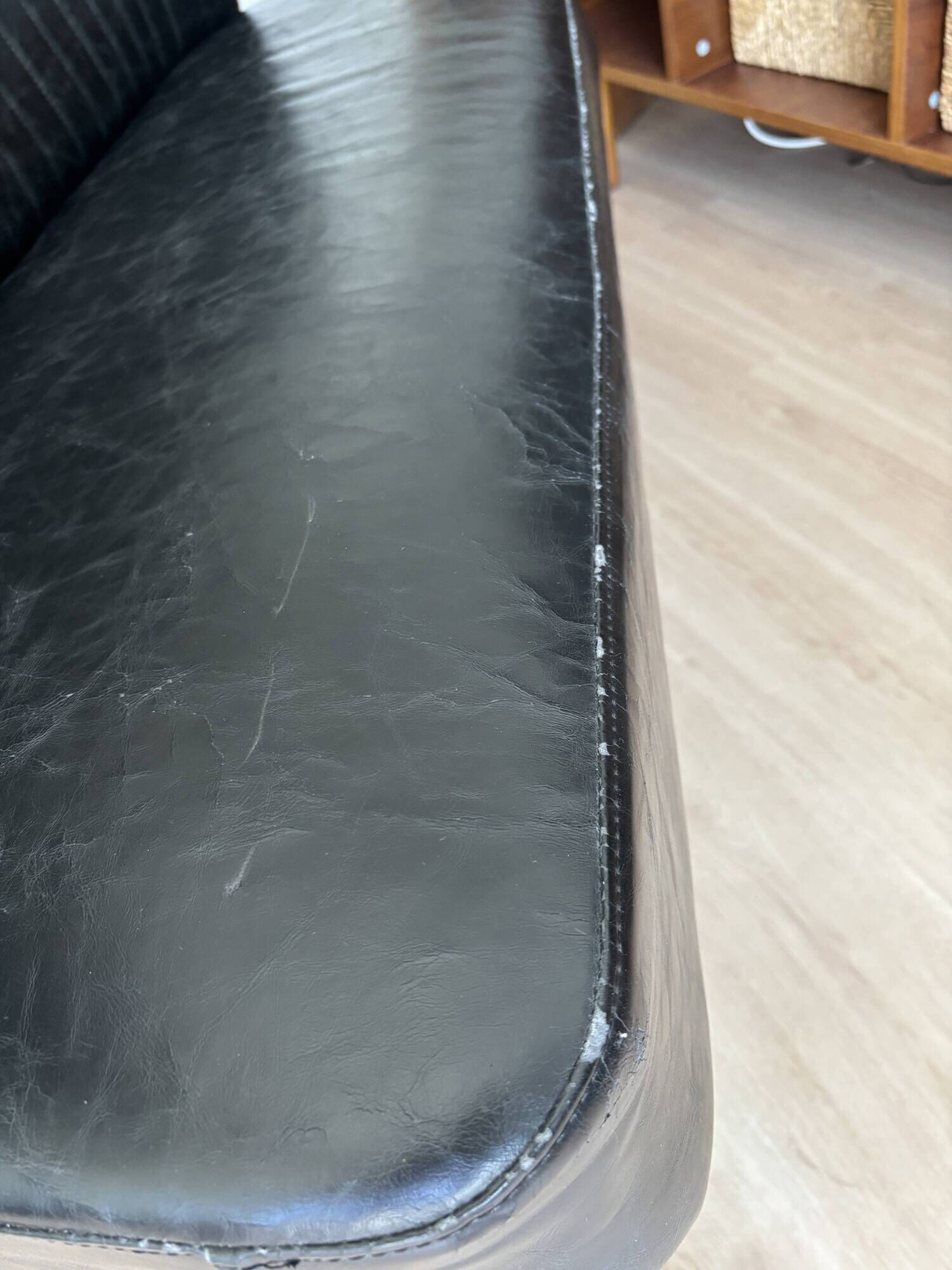 banquette de salon en cuir noir