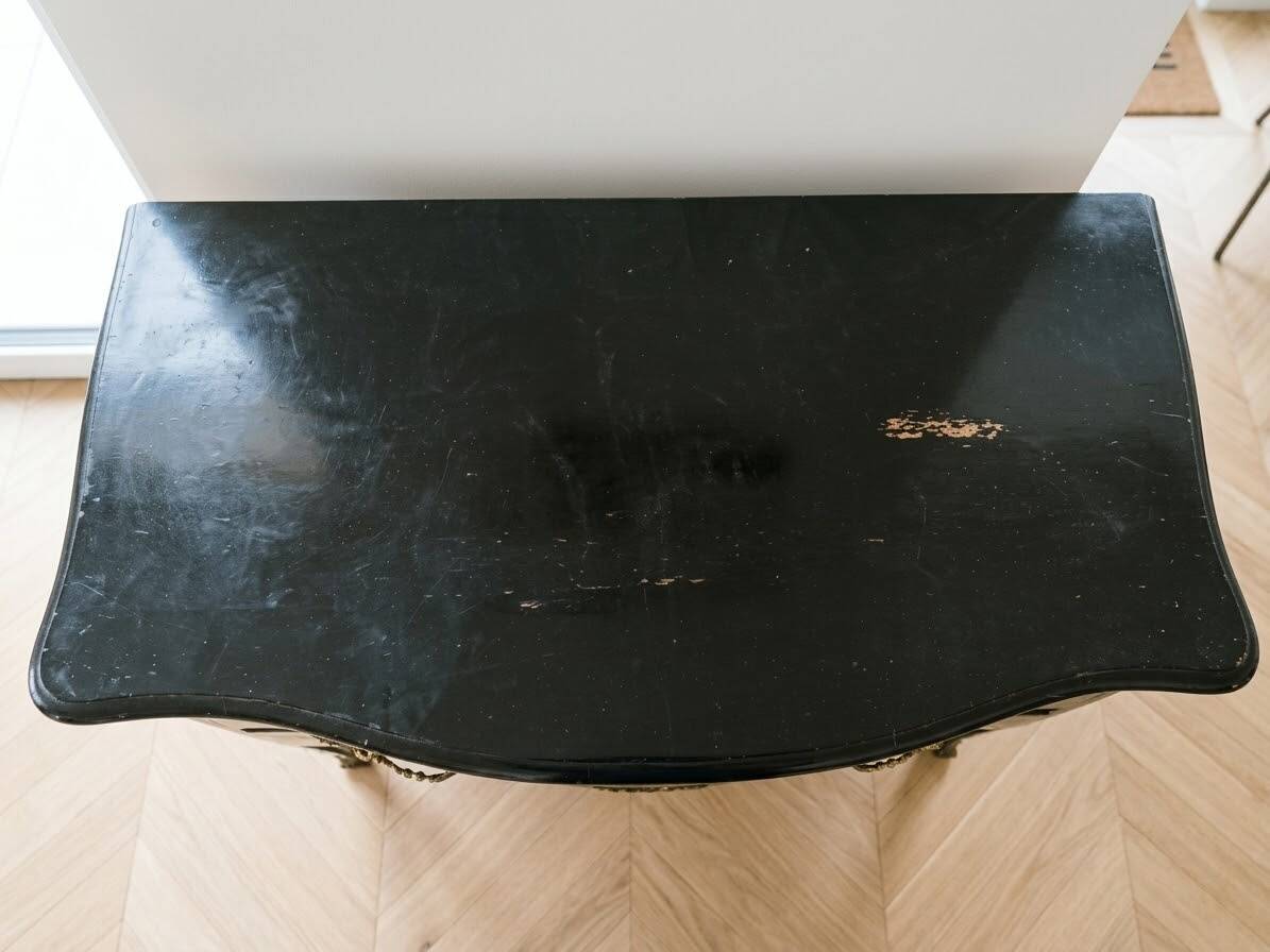 Commode galbée en bois noir laqué – Style Louis XV – 3 grands tiroirs