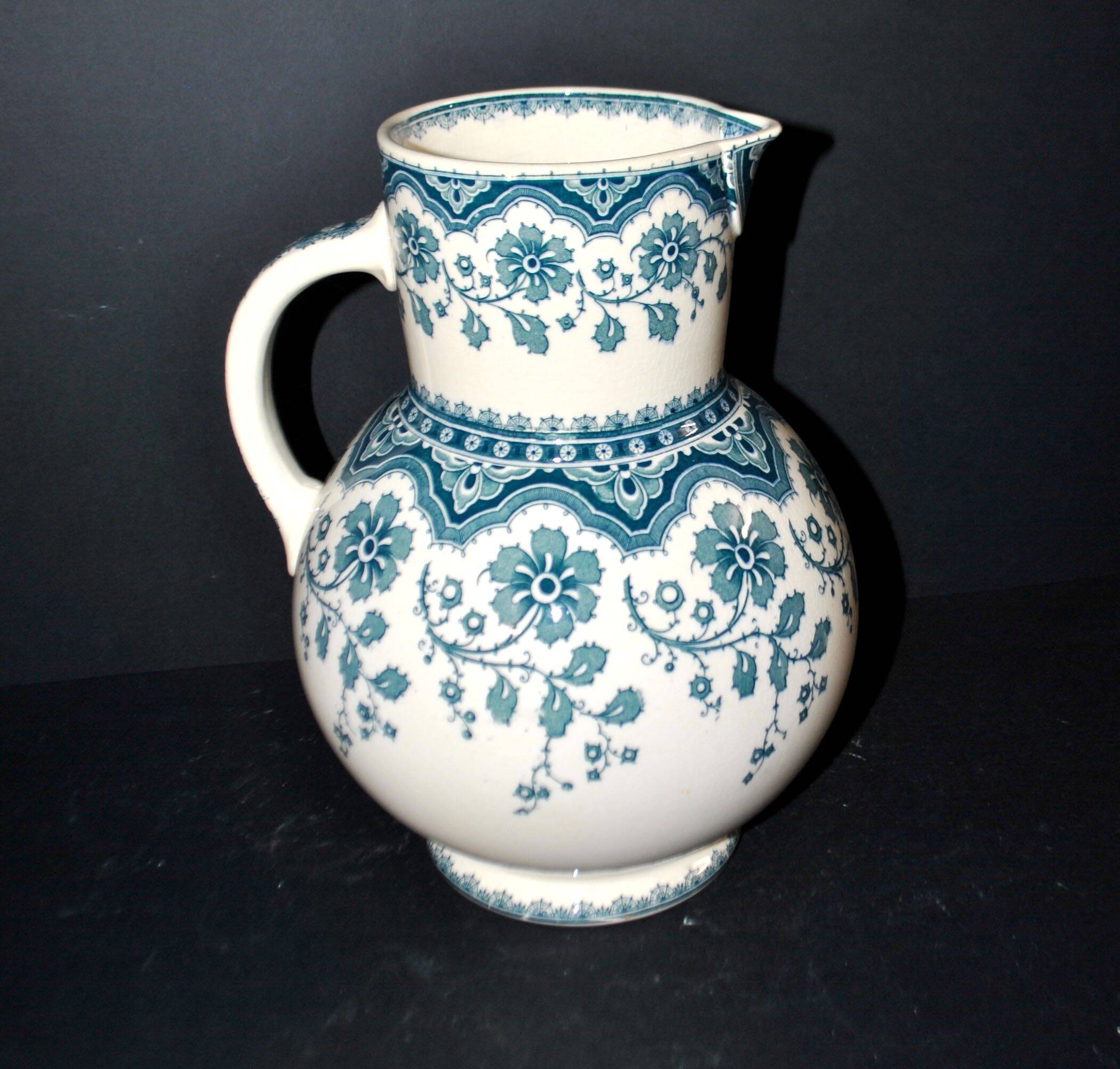 Vase, pichet Malines en faïence fleuri bleue Sarreguemines U&C