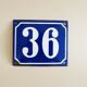 Plaque d’immatriculation de la vieille maison en bleu blanc, panneau en émail numéro 36