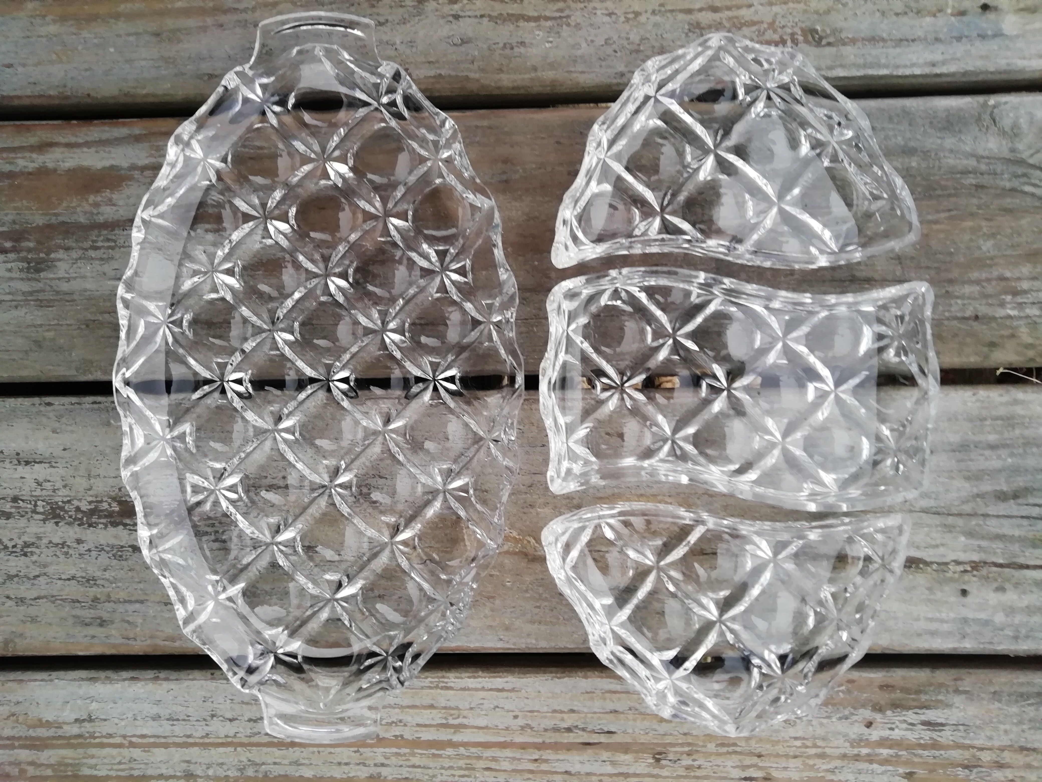 Compartmentalized dish in chiseled glass