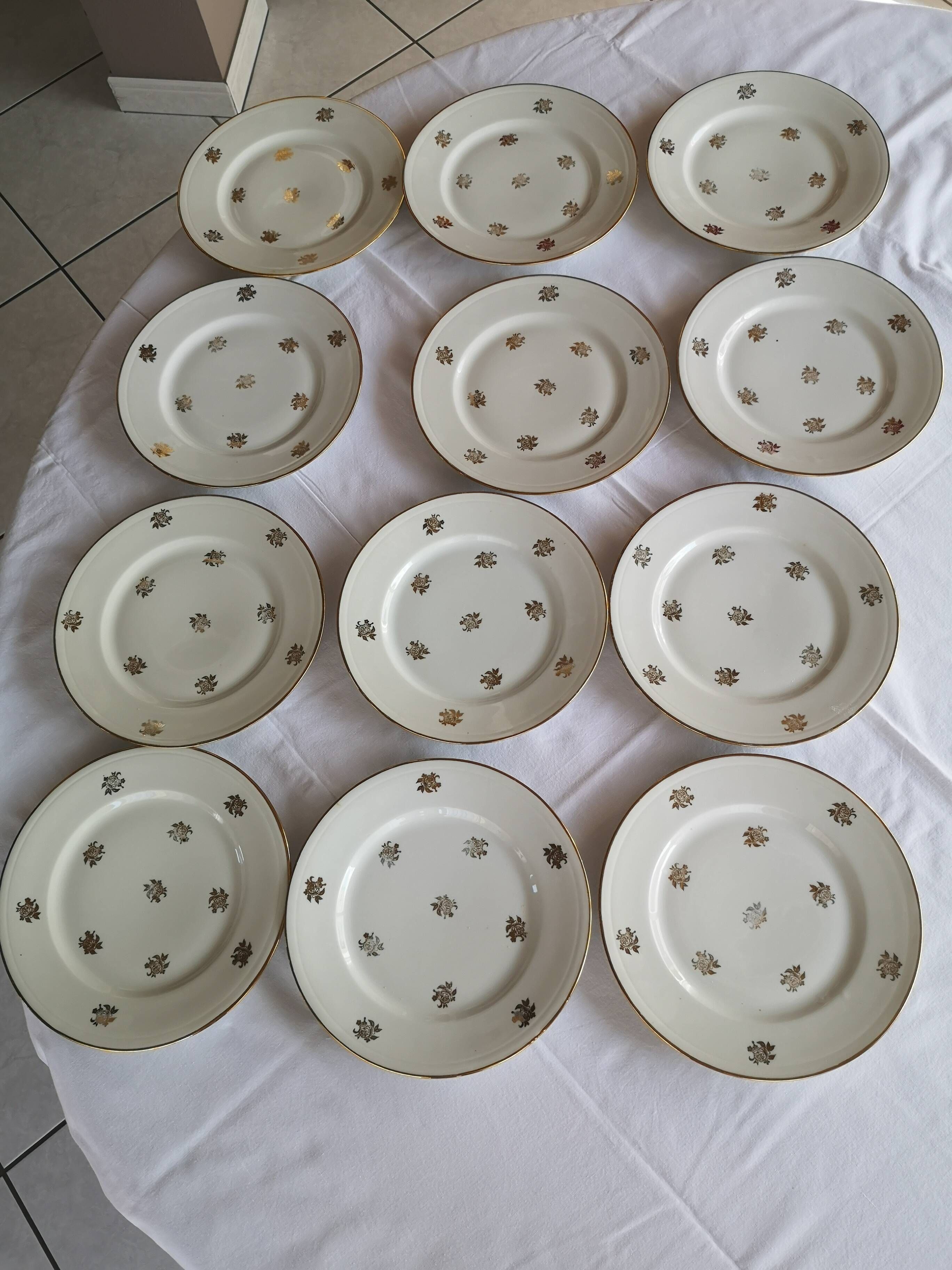 Service ancien – 12 assiettes plates en porcelaine française – décor floral