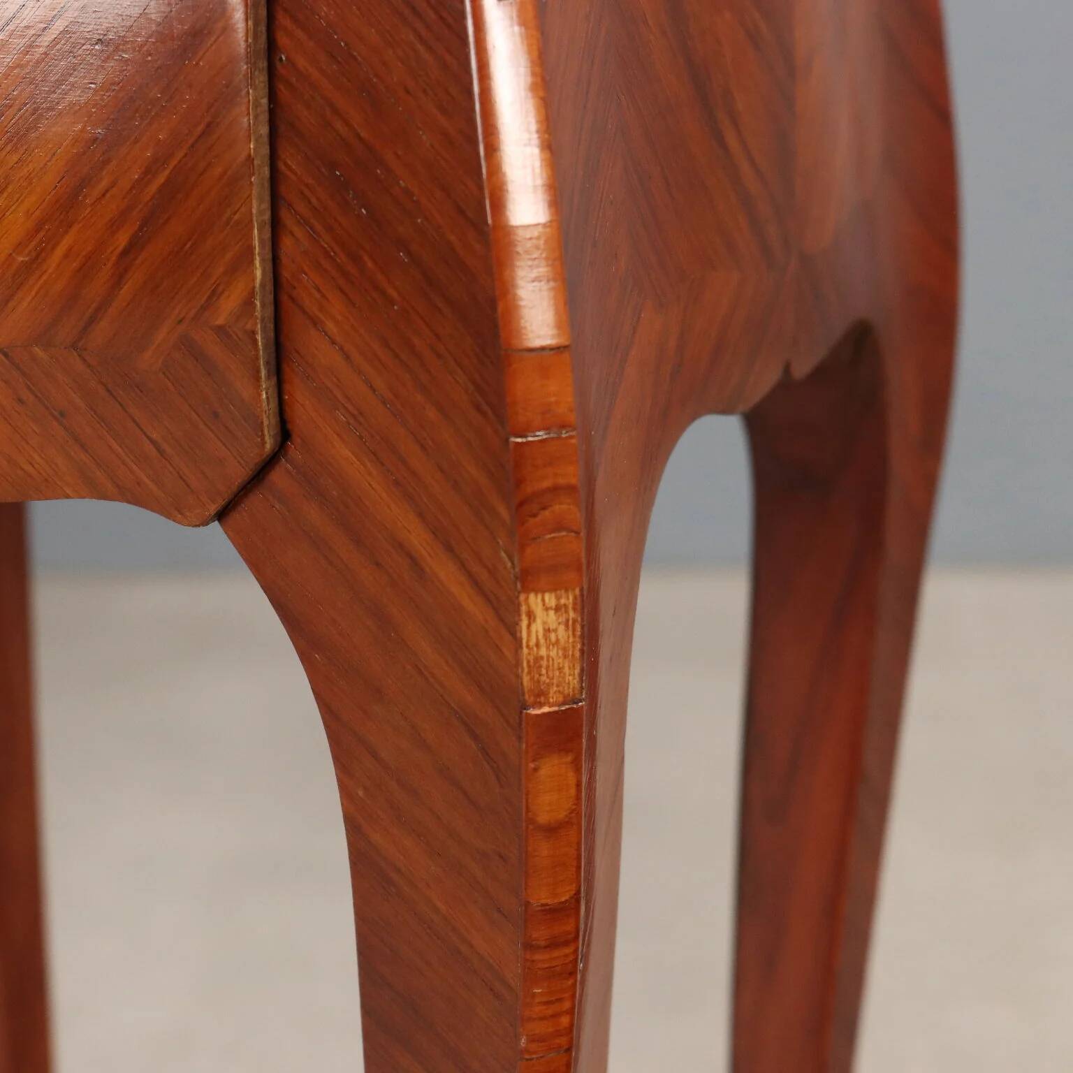 Table de chevet ancienne Louis XV en chêne plaqué bois de rose, XIXe siècle