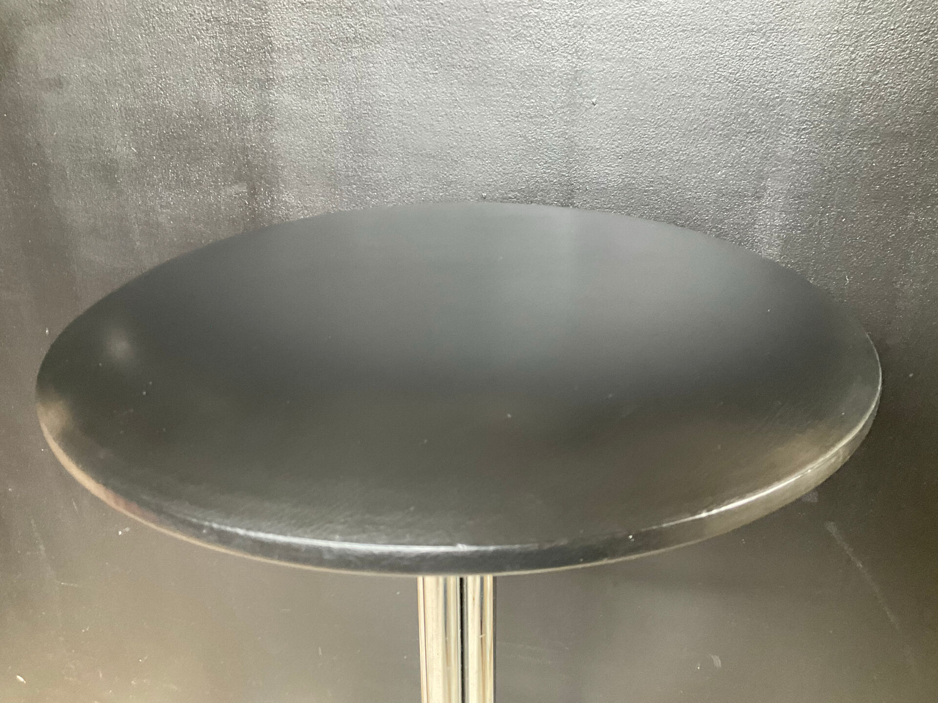 Tabouret vintage tubulaire chromé et simili noir
