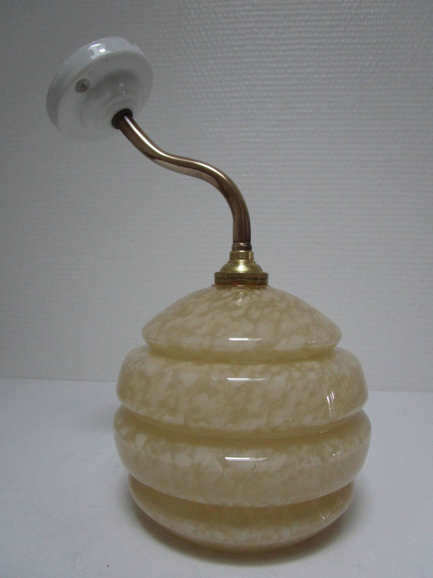 Applique porcelaine laiton et verre de Clichy jaune vanille