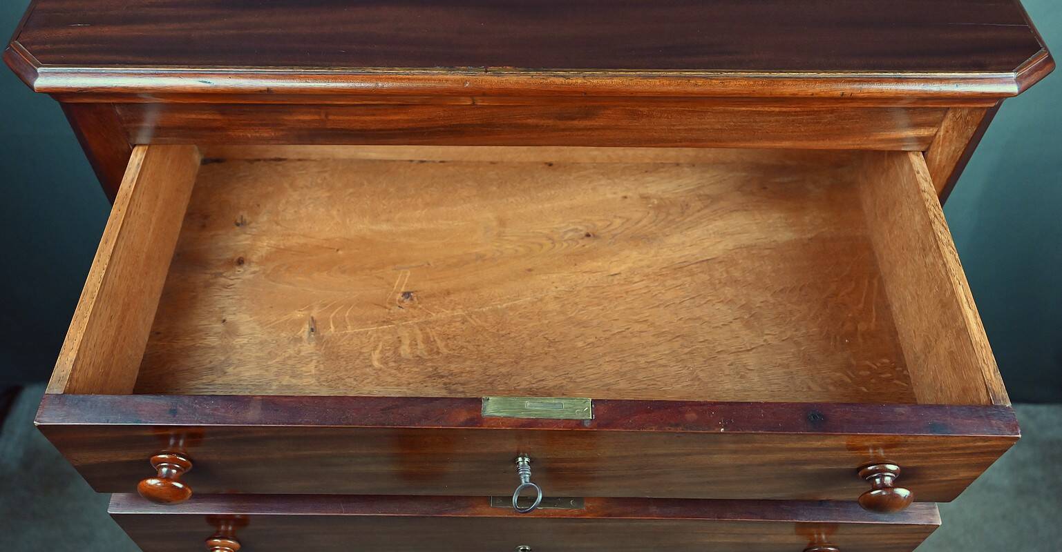 Mahogany chest of drawers – Late 19th century