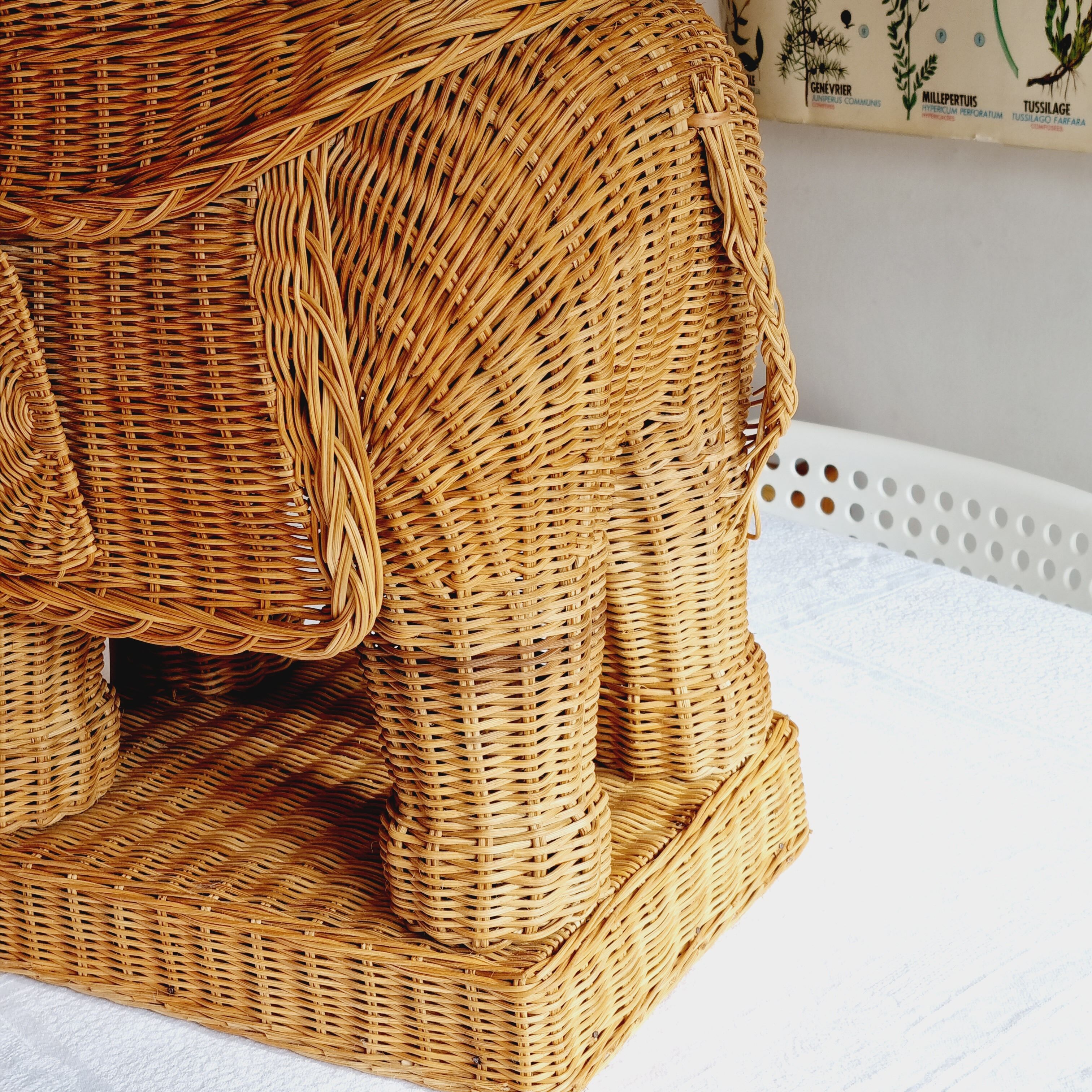 Side table or end of elephant sofa in wicker and rattan 70'