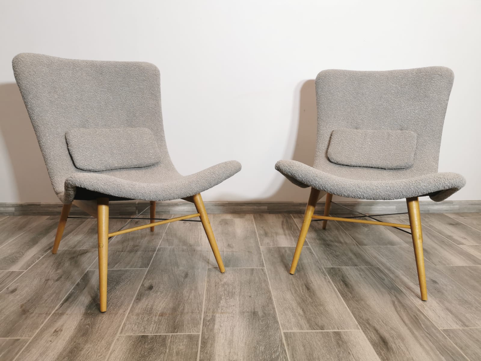 Paire de fauteuils restaurée par Miroslav Navratil