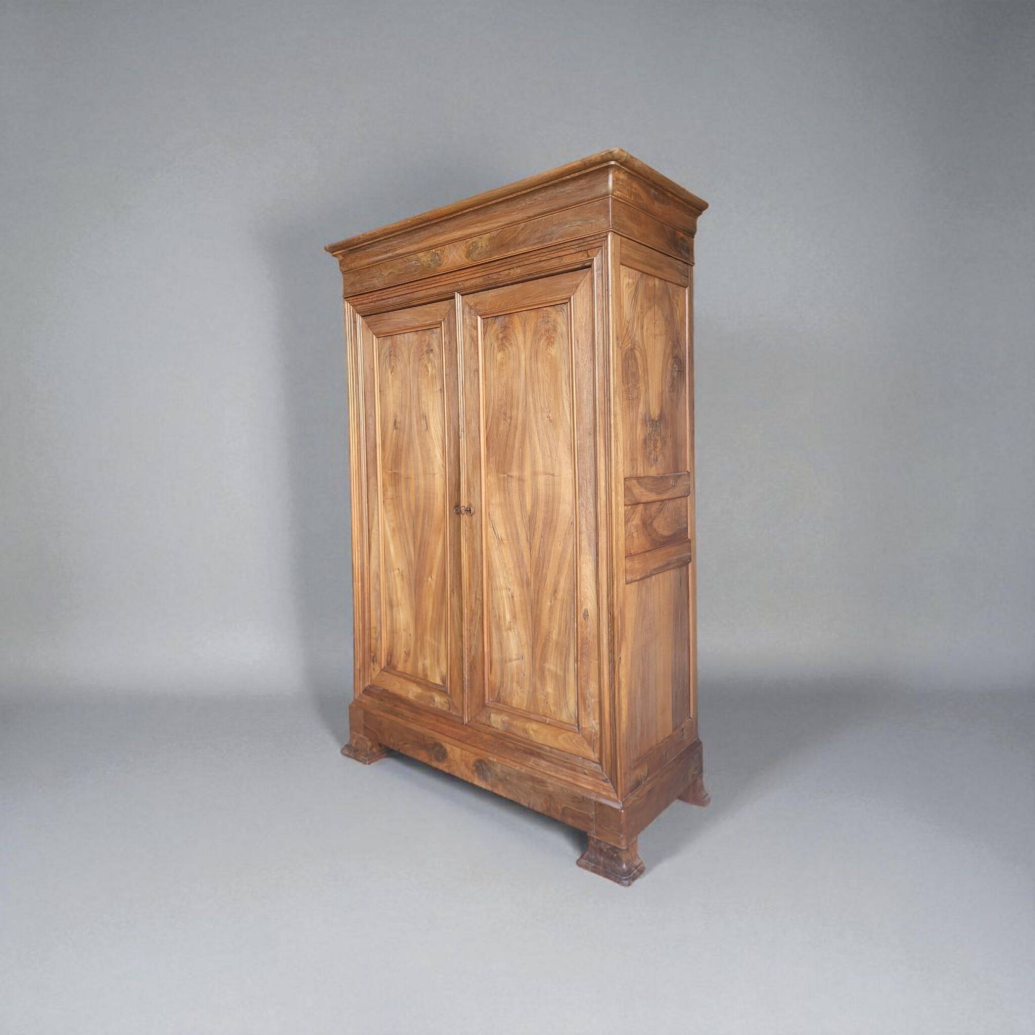 Armoire Louis Philippe en noyer