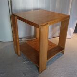 Round pedestal table
