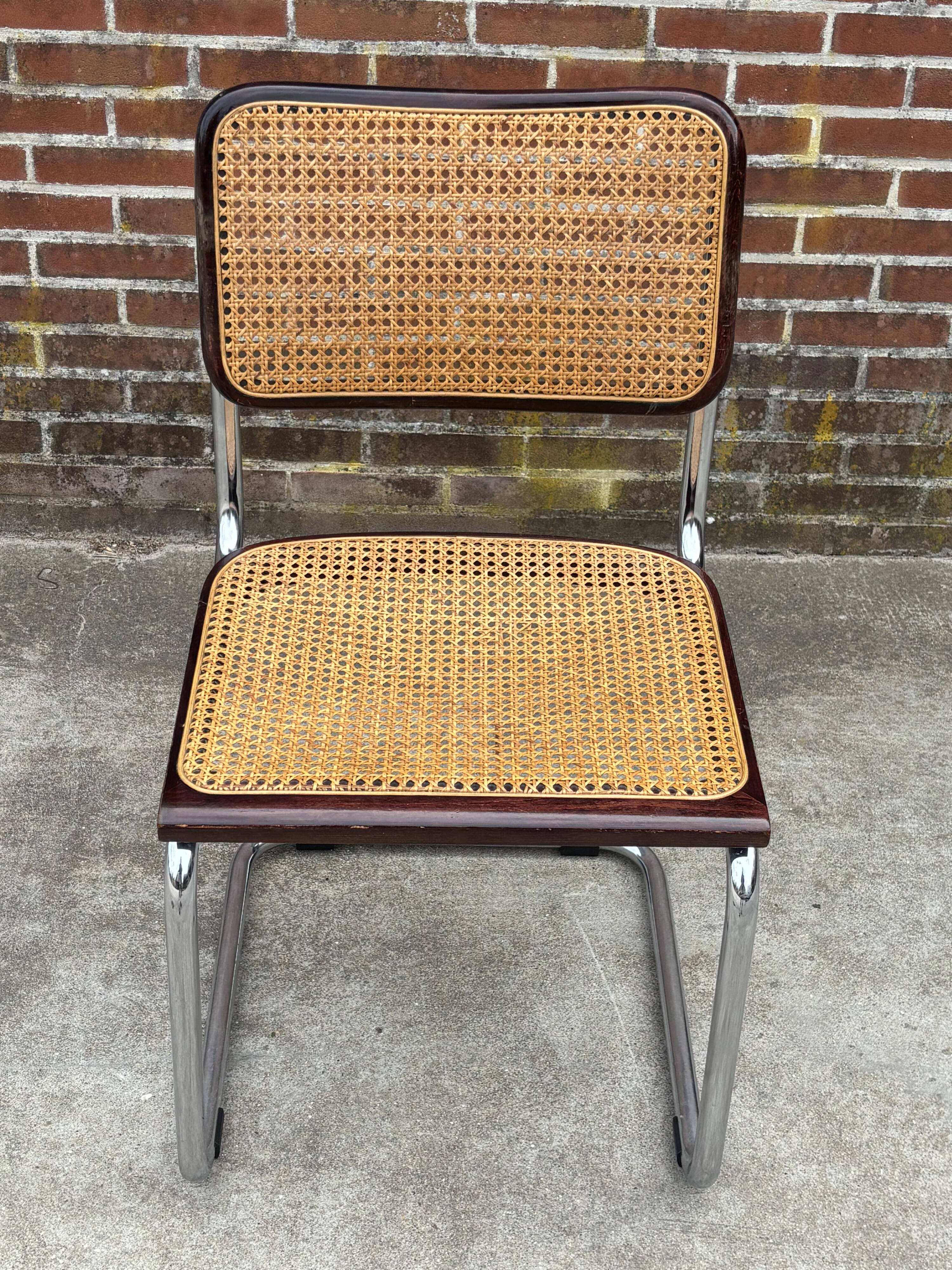 Ensemble de 4 chaises Cesca B32 conçues par Marcel Breuer, cadre marron foncé.
