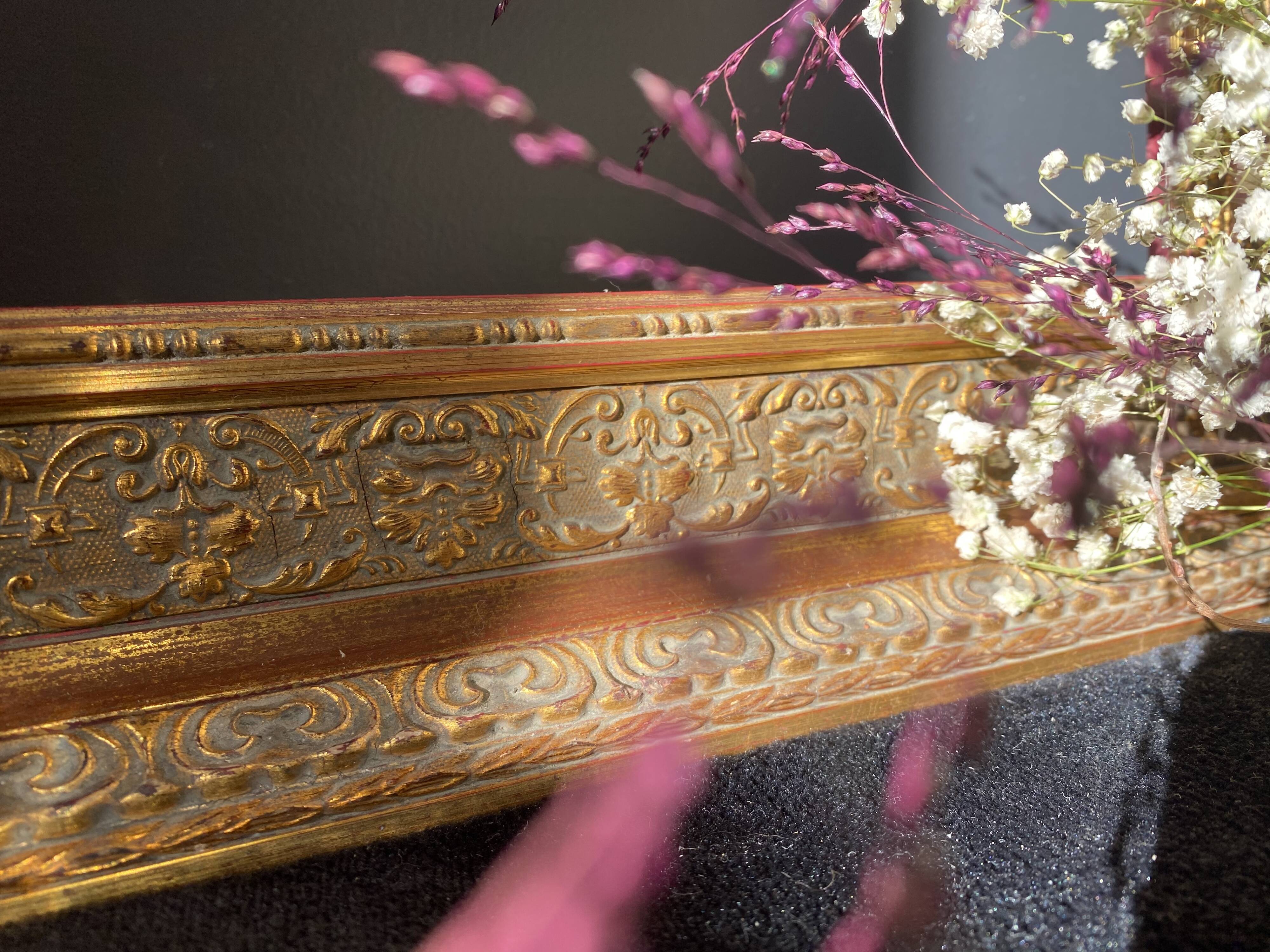 Large-format frame in moulded wood