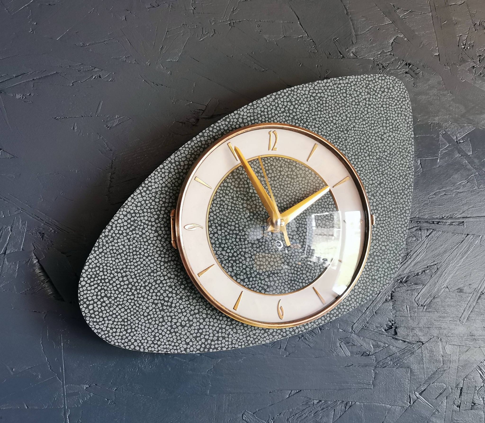 Horloge formica vintage pendule murale silencieuse asymétrique "Vert doré ronds"