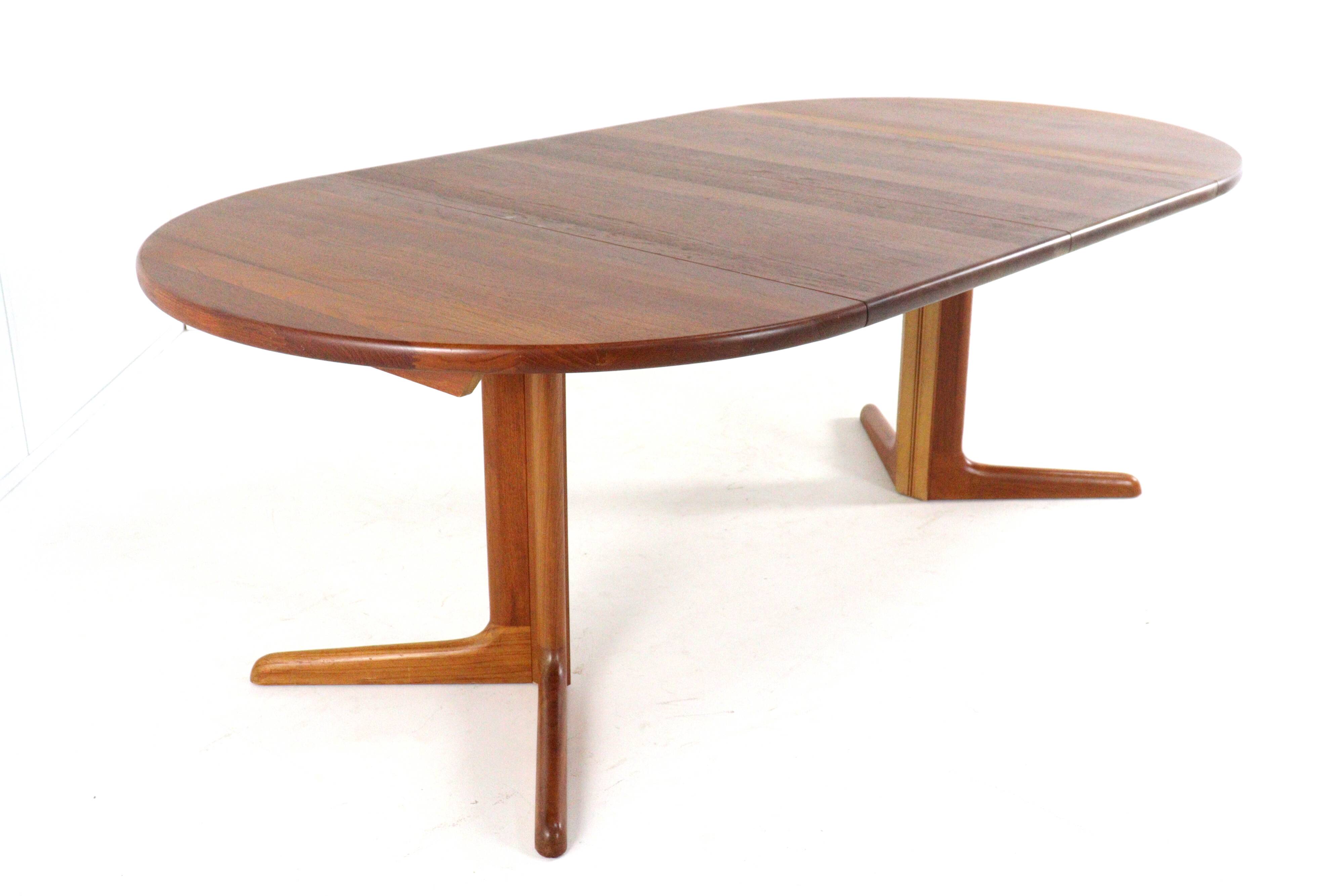 Round 2x extendable Danish Design teak dining table 'Krageris'