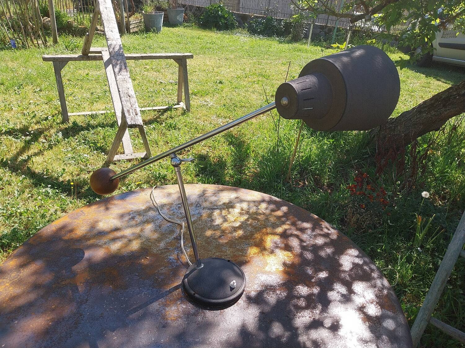 Articulated desk lamp