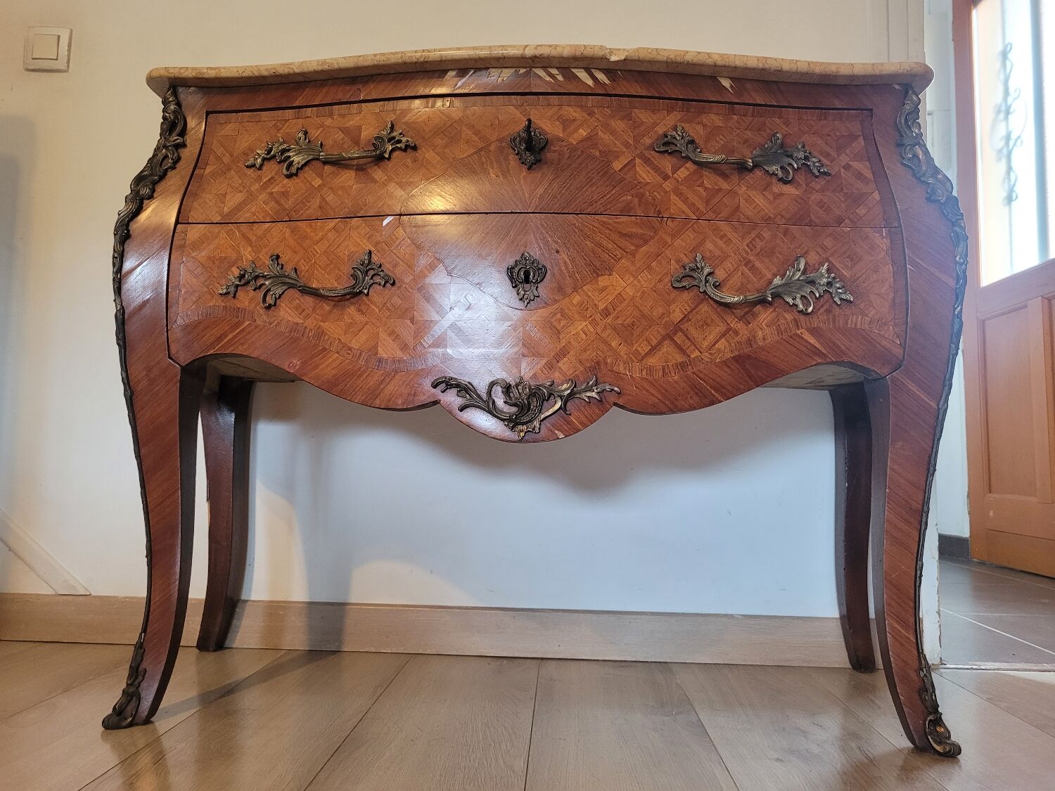 Curved chest of drawers in Louis XV style marquetry
