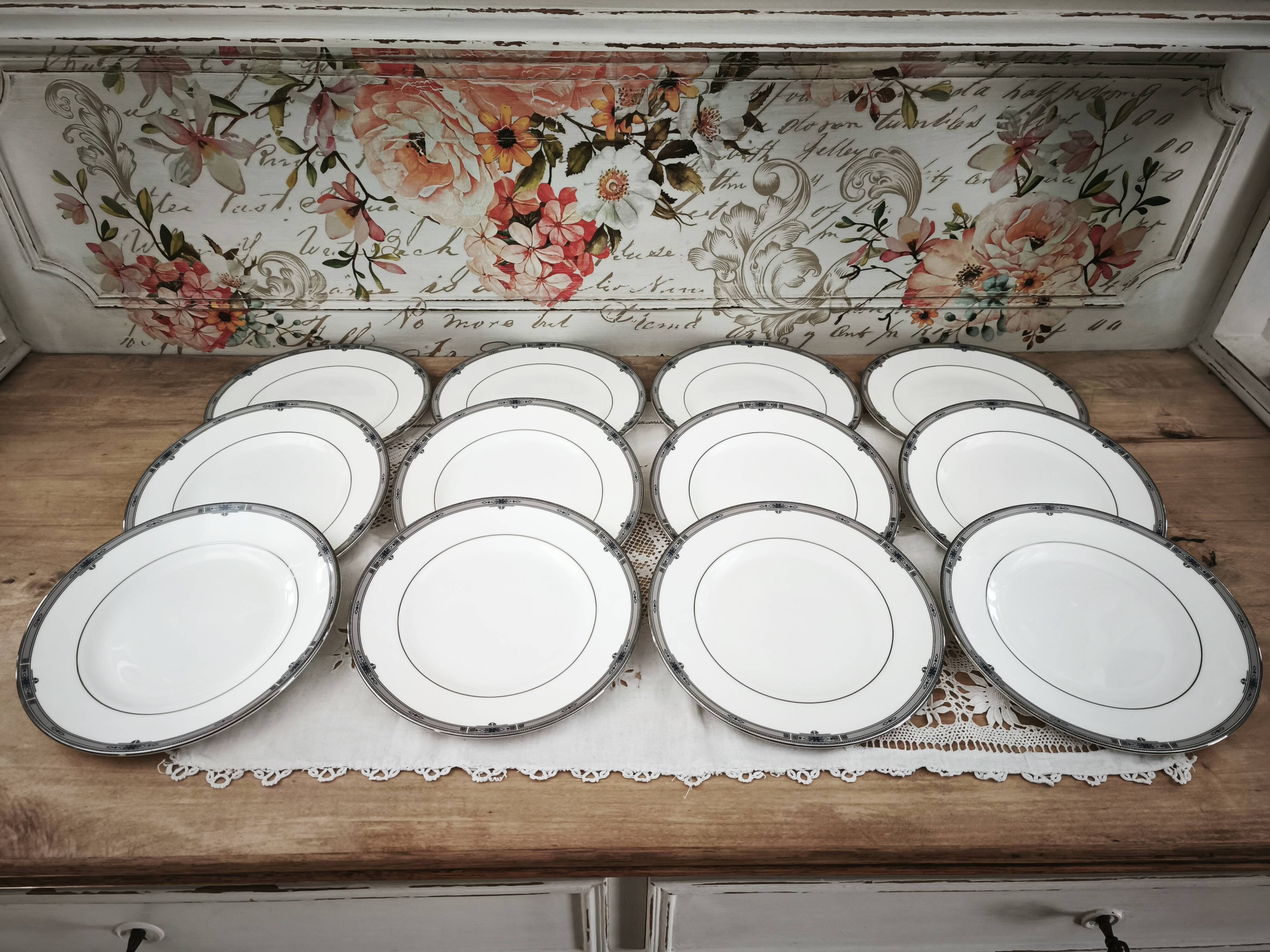 Set of 12 dessert plates English porcelain Wedgwood model Amherst