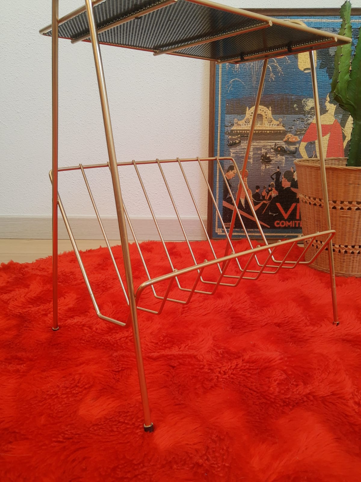 Pedestal table, door magazines in gilded metal years 50 - 60