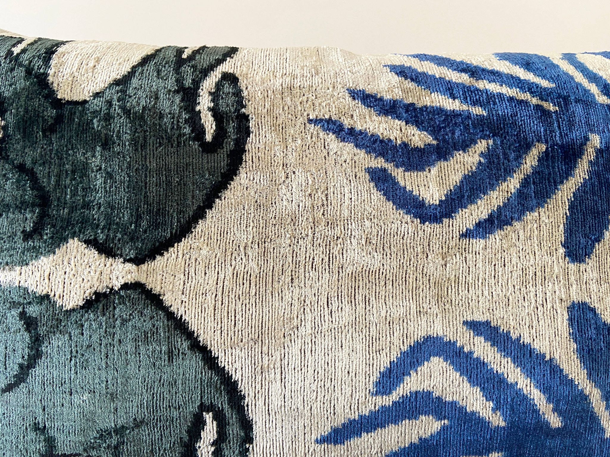 Coussin Ikat en velours éléphants persans
