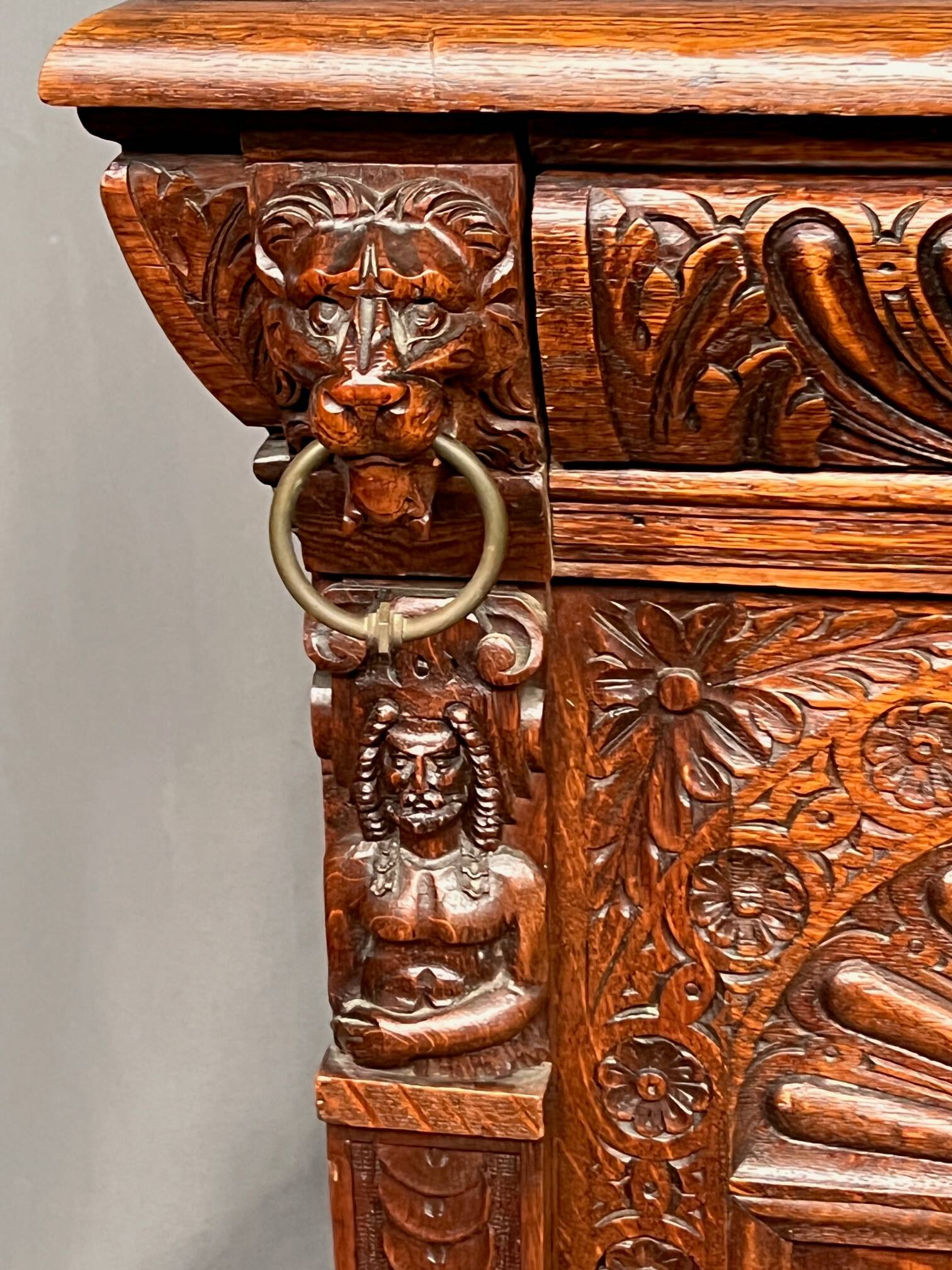 Commode de style Renaissance. Chêne sculpté.