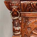 Commode de style Renaissance. Chêne sculpté.