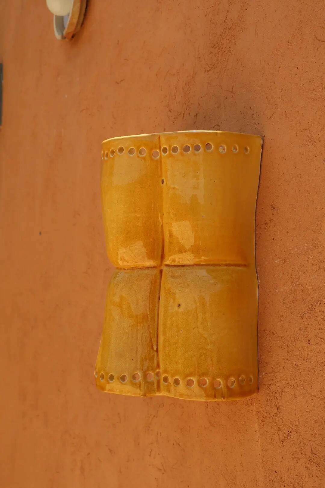 Sculptural wall light in yellow ceramic