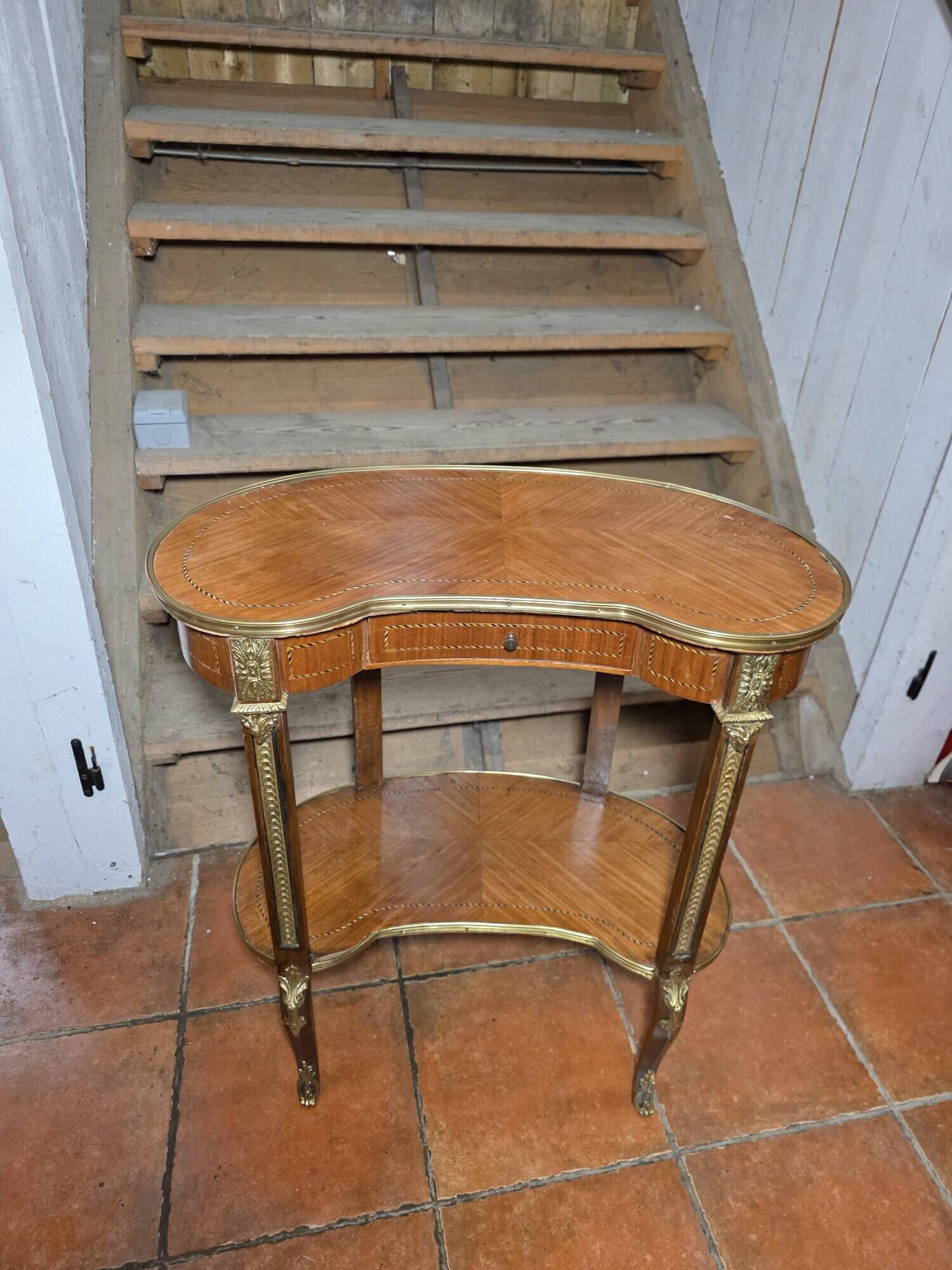 Kidney-shaped bedside table in Louis XV style with marquetry.