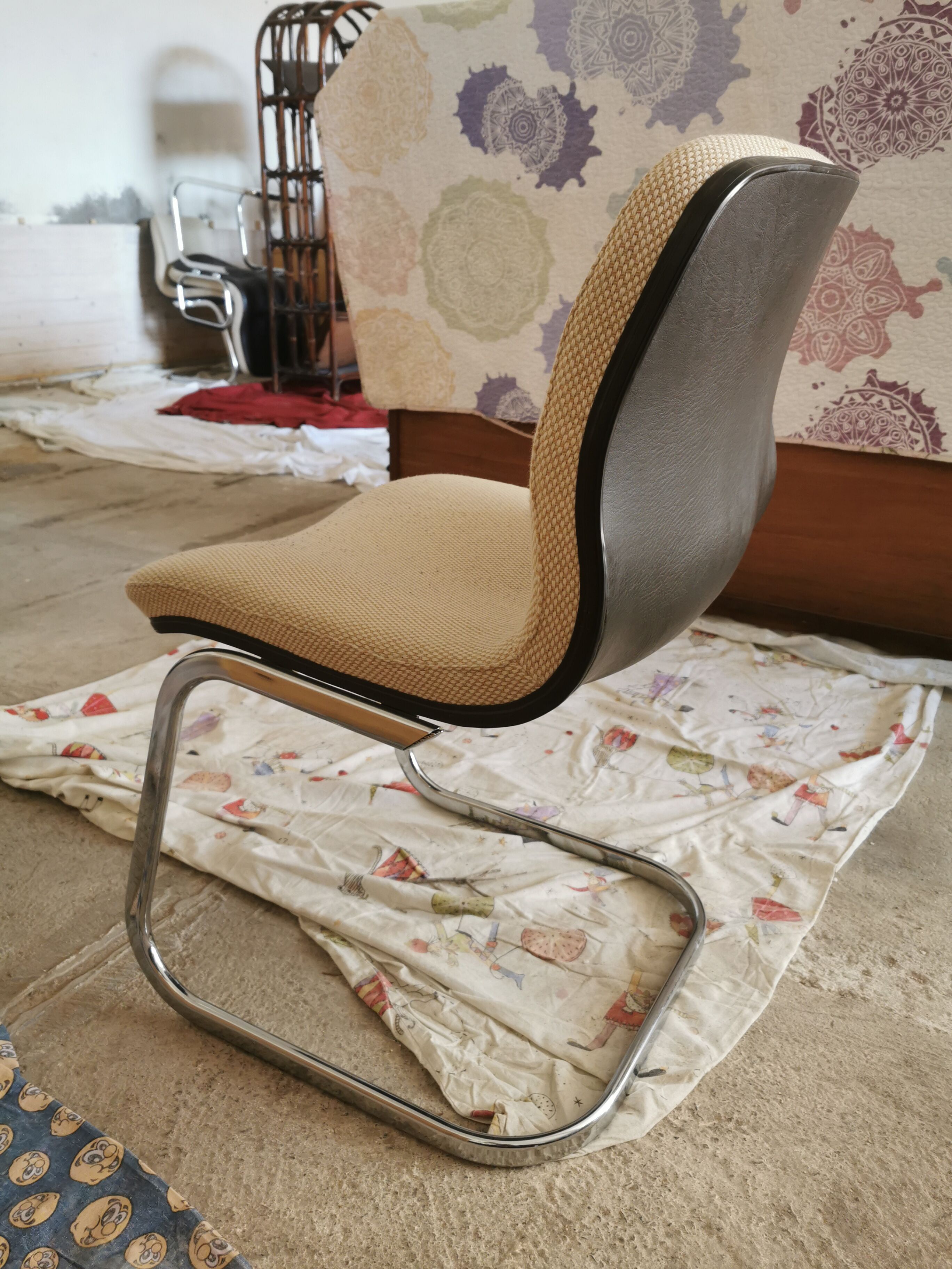 Ensemble de 6 chaises plus 1 fauteuil strafor année 70