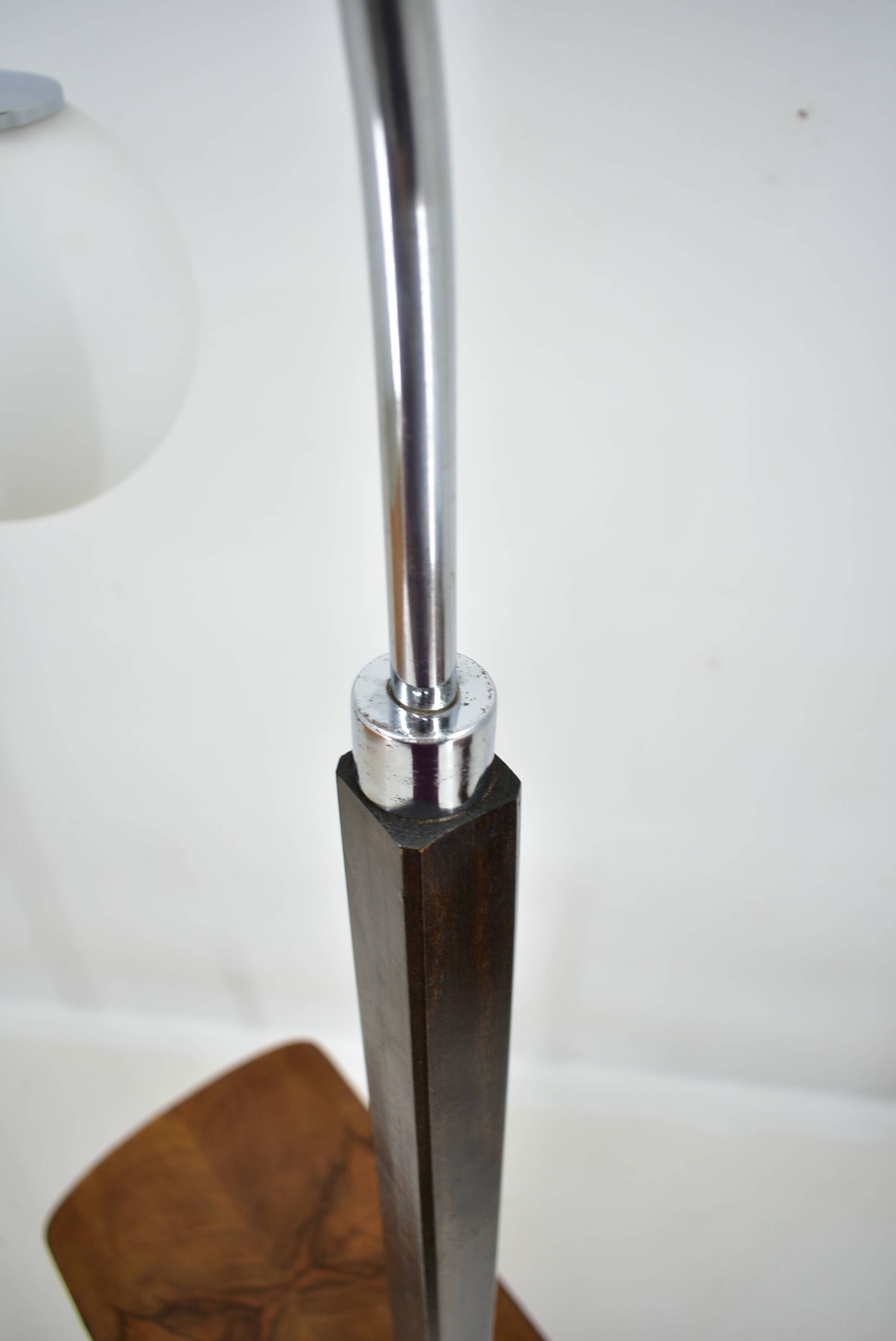 Lampe de sol Art Déco par Jindrich Halabala, années 1940.