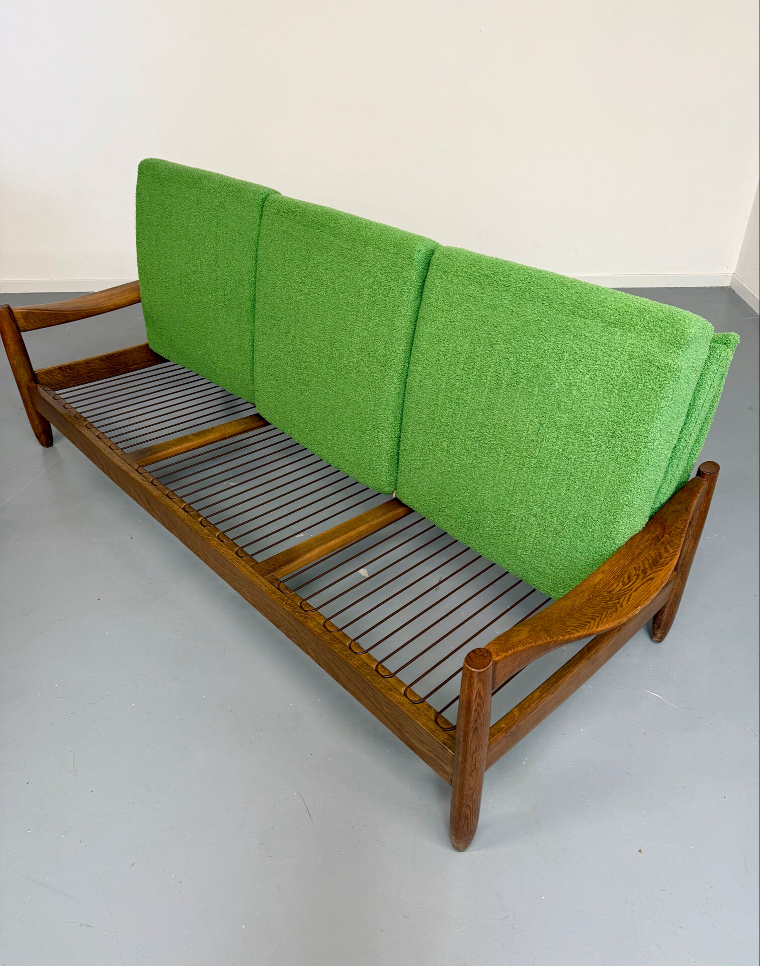 Vintage 3-seater canapé in solid oak with boucle fabric, Scandinavian design from the 70s.