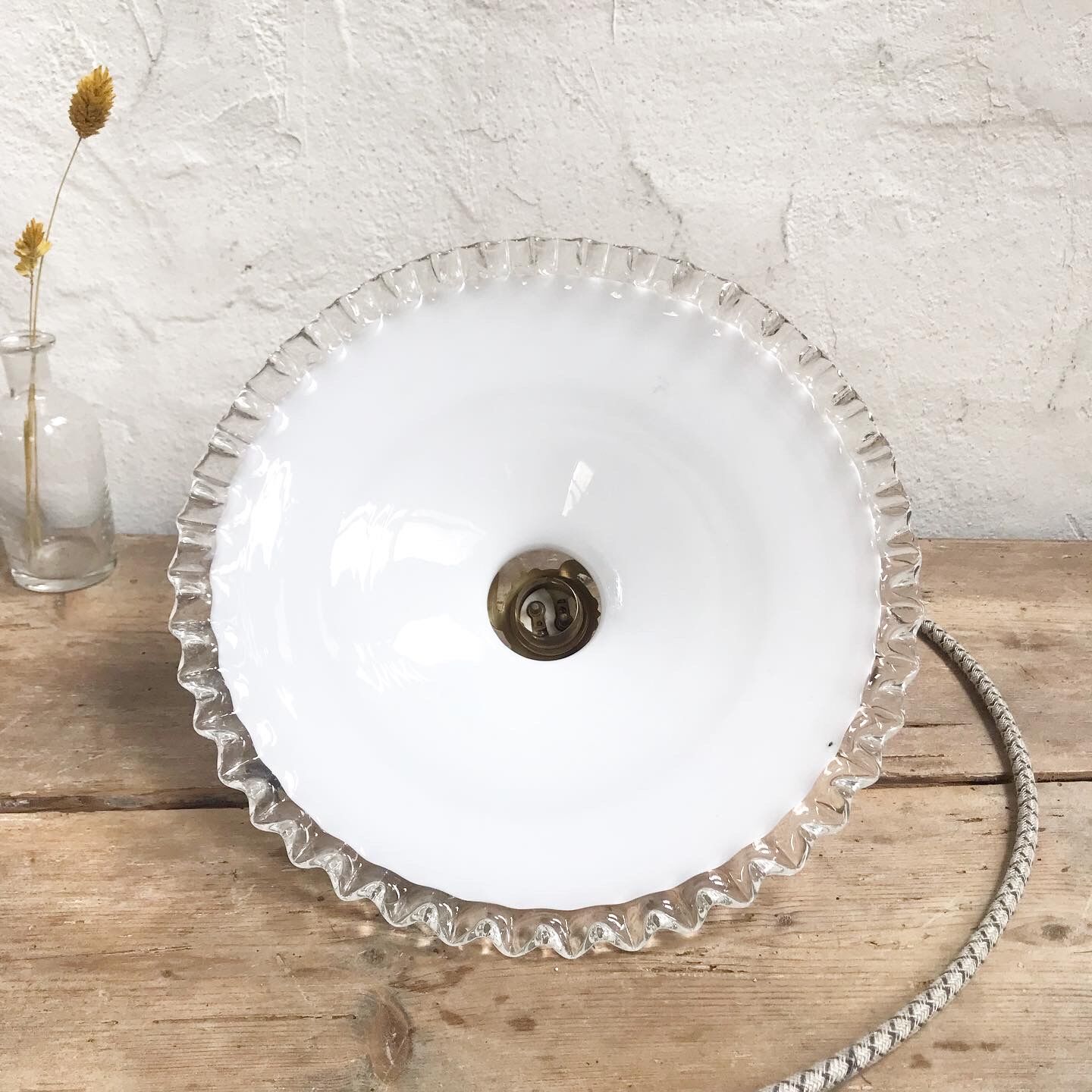 Serrated opaline suspension