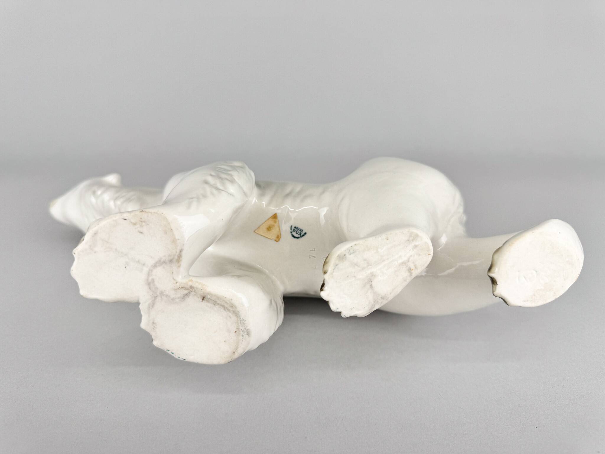 Sculpture d'ours polaire en porcelaine Royal Dux, Tchécoslovaquie années 1960