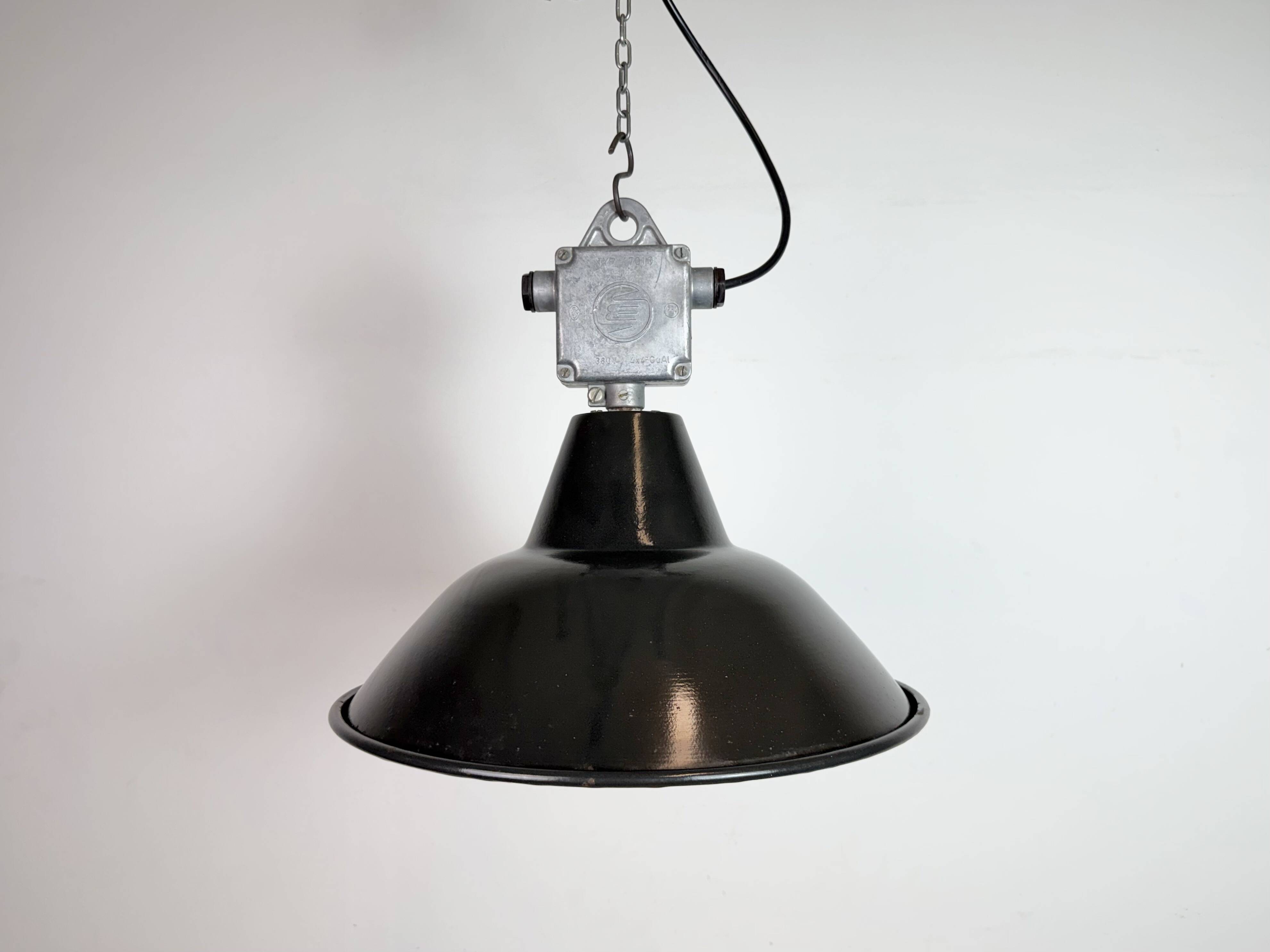 Ensemble de 4 lampes suspendues en émail noir industriel d'Elektrosvit, années 1960.