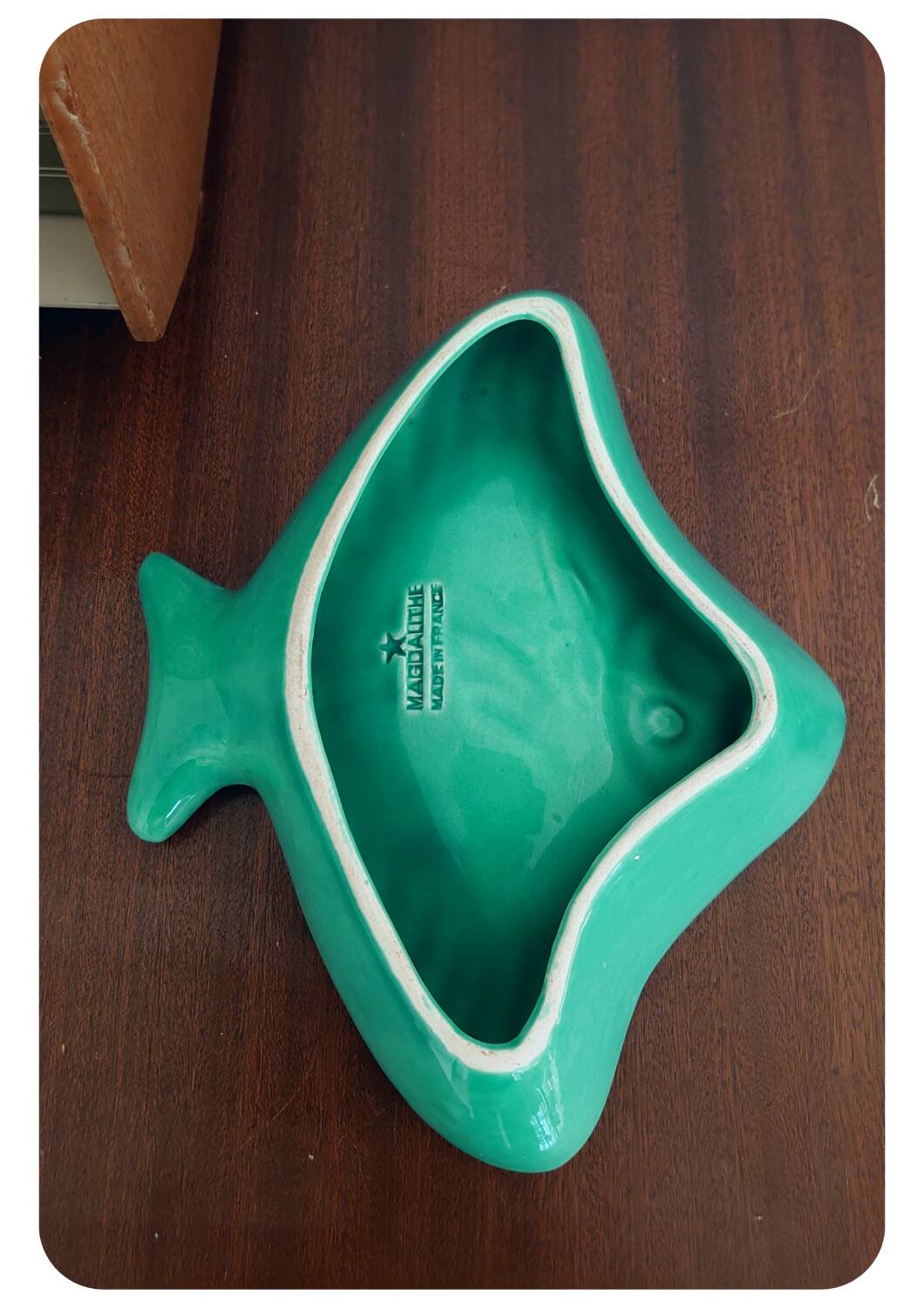 Plat Magdalithe en céramique en forme de poisson turquoise et doré des années 1950