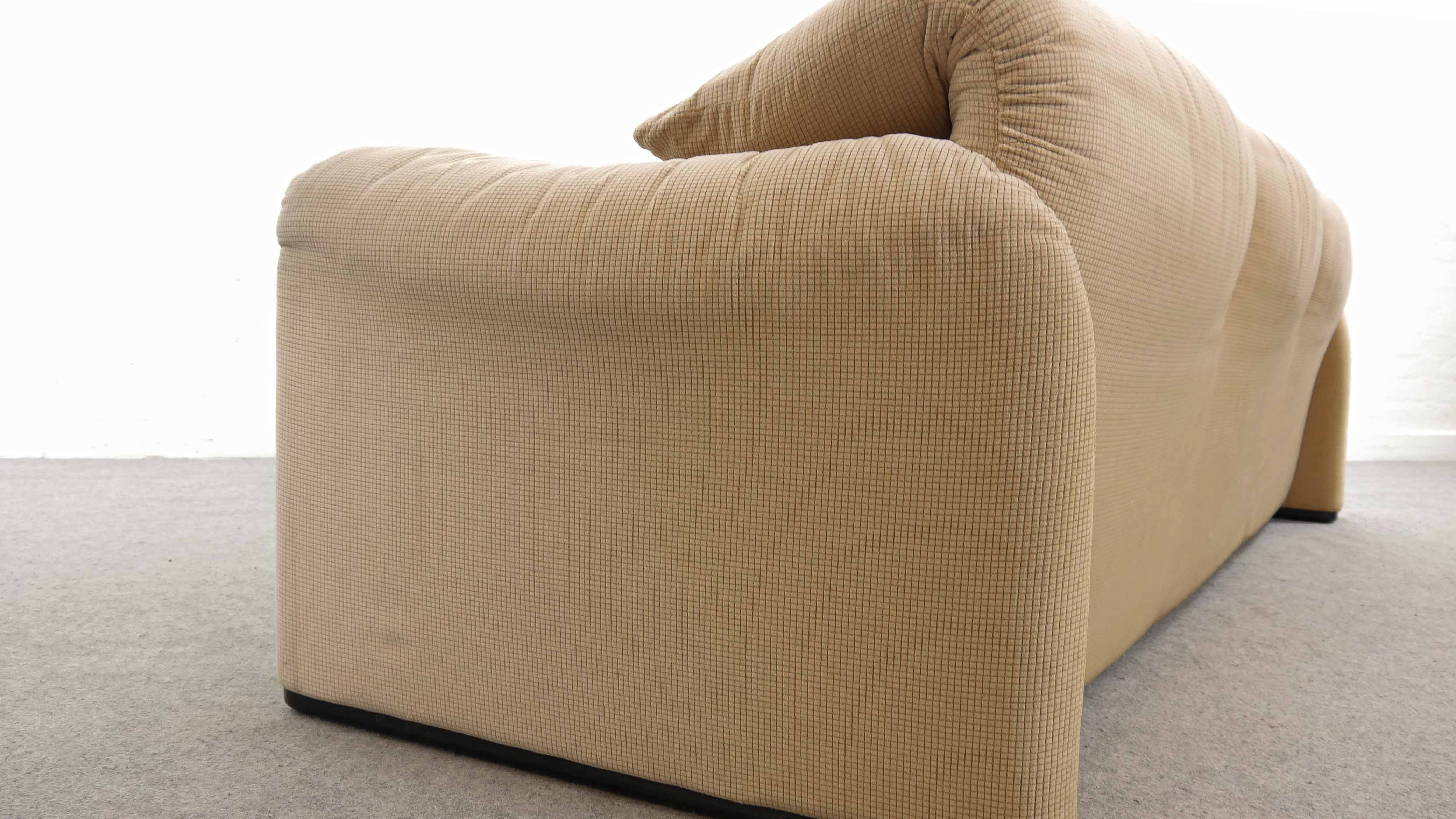 Maralunga 3-seat Sofa in beige by Vico Magistretti for Cassinaa, Italy