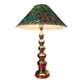 élégante lampe de table présente un pied sculptural en laiton doré brillant