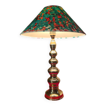This elegant table lamp features a sculptural base in shiny gold brass.