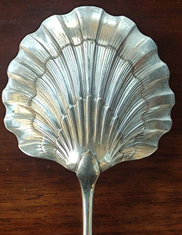Ancienne cuillère pelle de service à fraises métal argenté orfèvrerie Ercuis modèle muguet