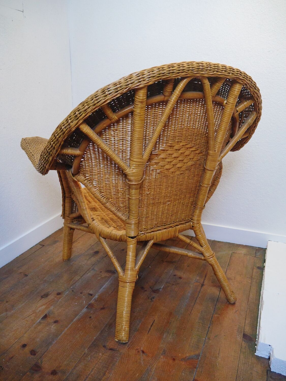 2 rattan armchairs