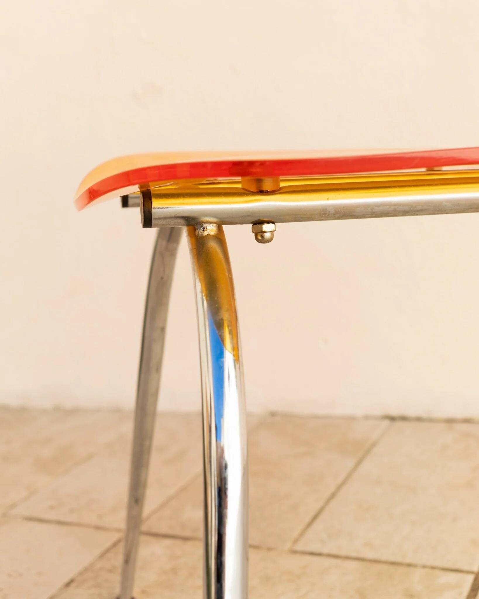 Ensemble de 2 chaises en acrylique orange, style postmoderne Memphis, design italien des années 1980 avec des cadres en chrome.