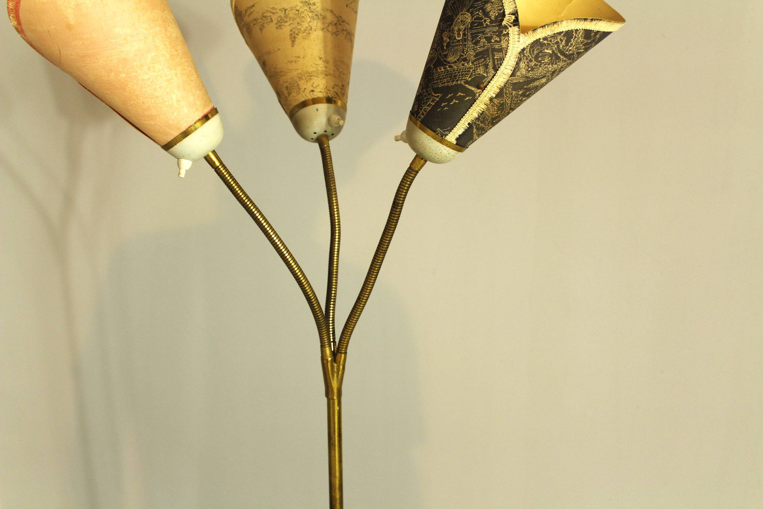 Lampadaire italien à trois lumières en laiton, années 1960