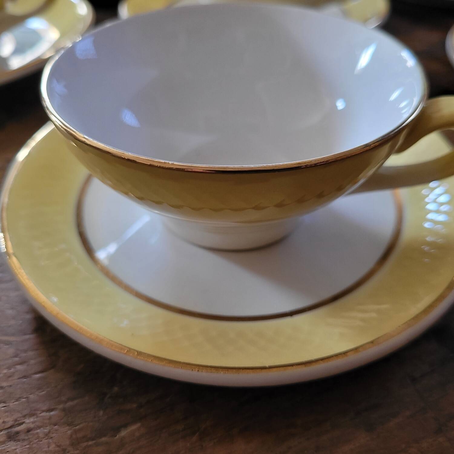 Yellow cups and saucers – 1950s–60s
Yellow cups and saucers –