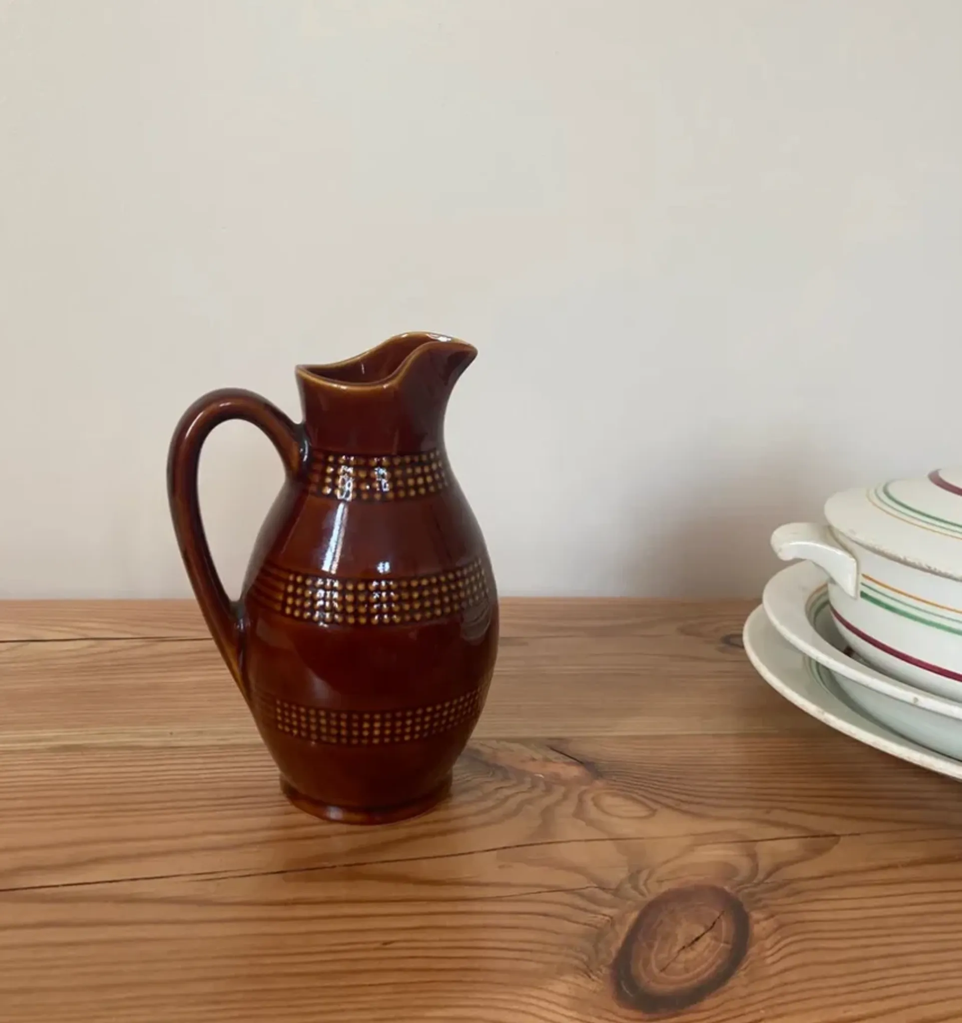 Pichet vase vintage en grès du Berry émaillé brun – décor géométrique