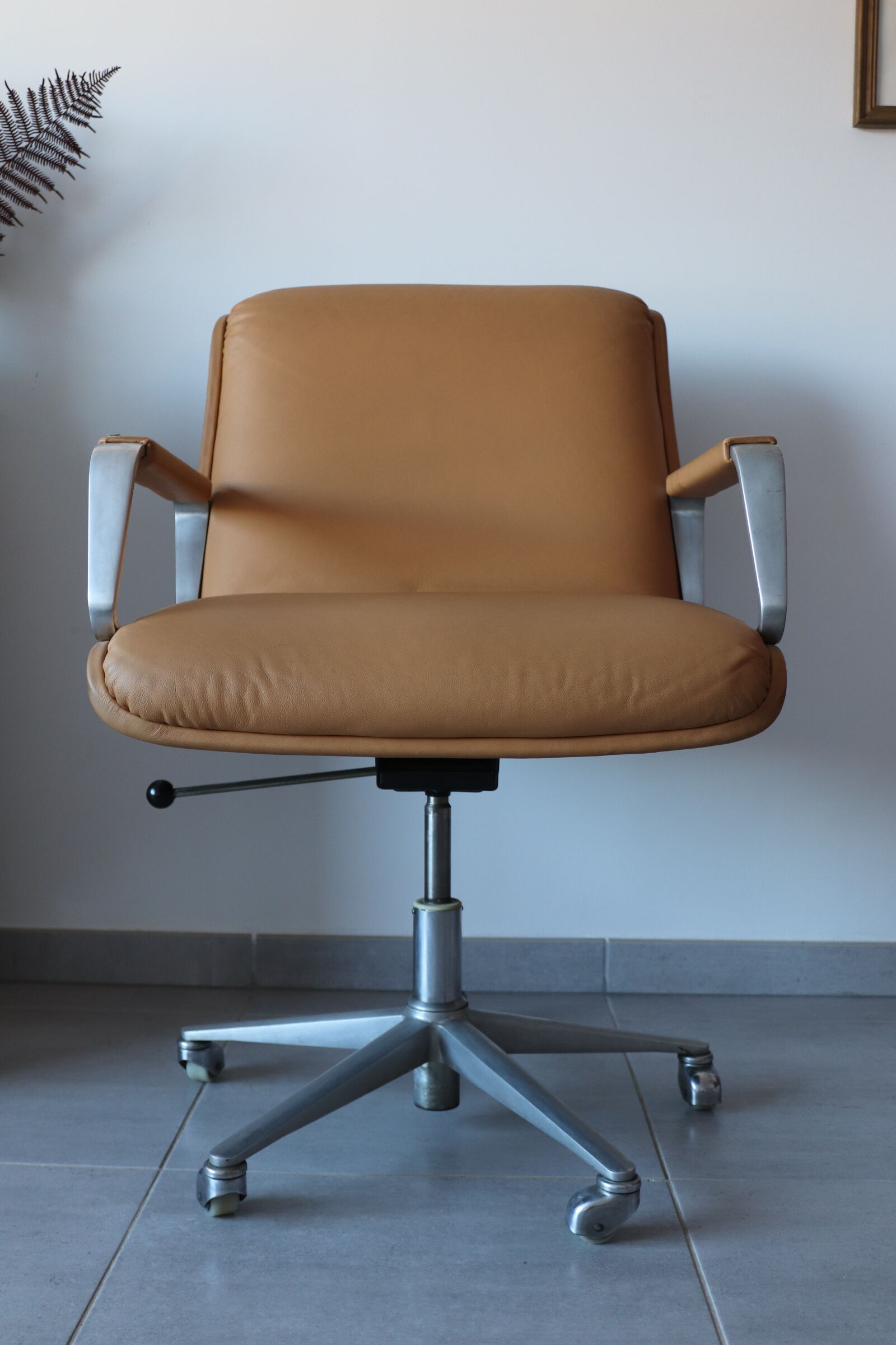 Delta 2000 Wilkhahn armchair in camel leather