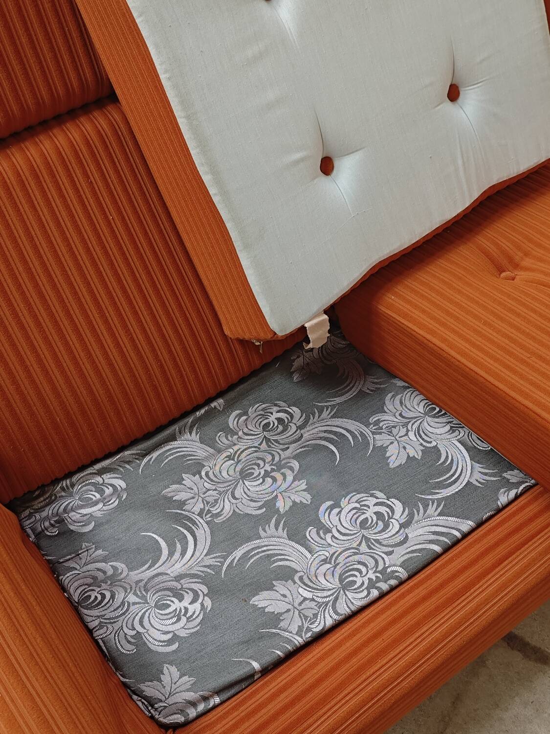 Complete orange salon JITONA in Atlantis Space Age style from the 1970s.